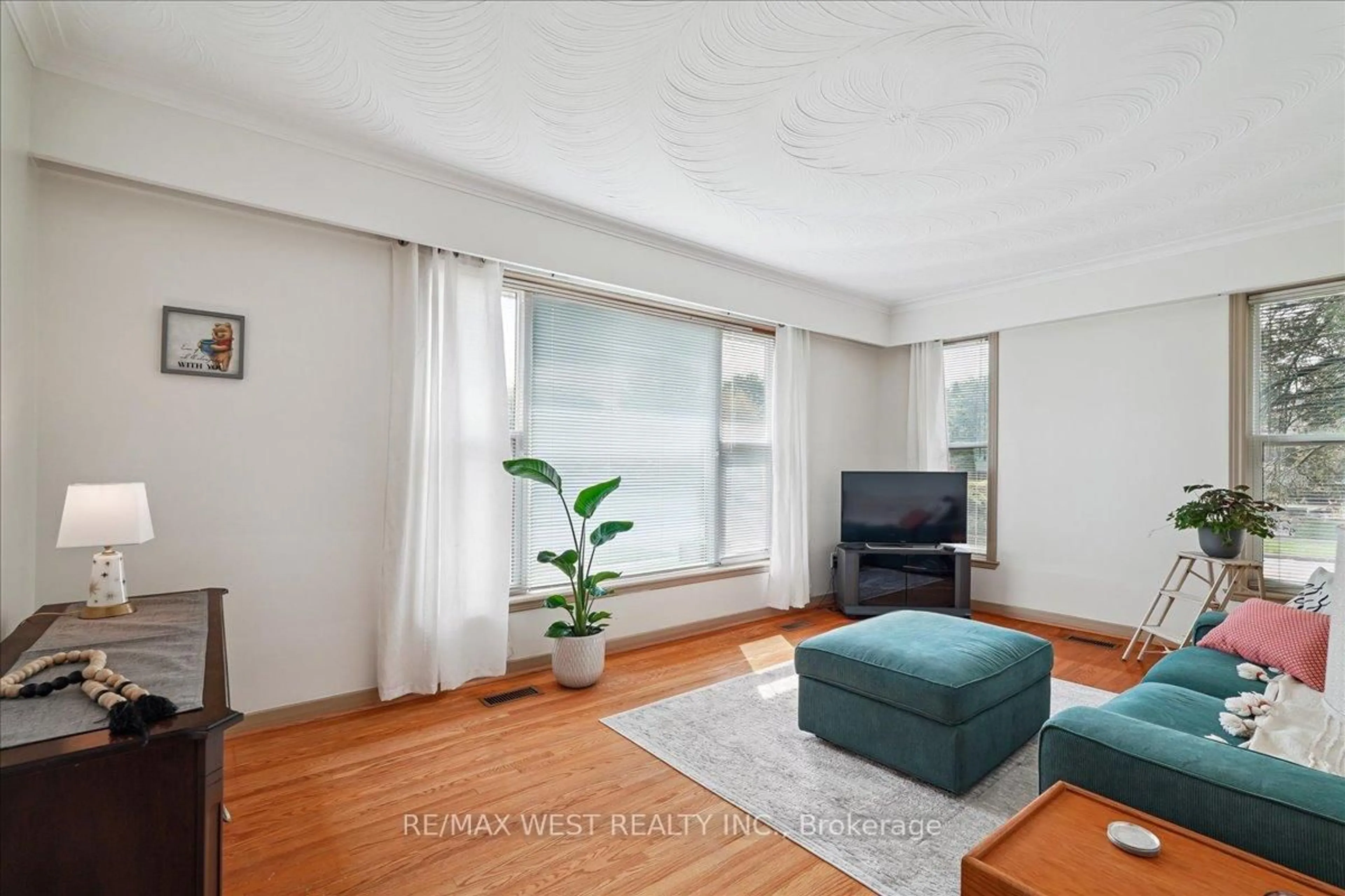 Living room with furniture, unknown for 195 Toynbee Tr, Toronto Ontario M1E 1G5