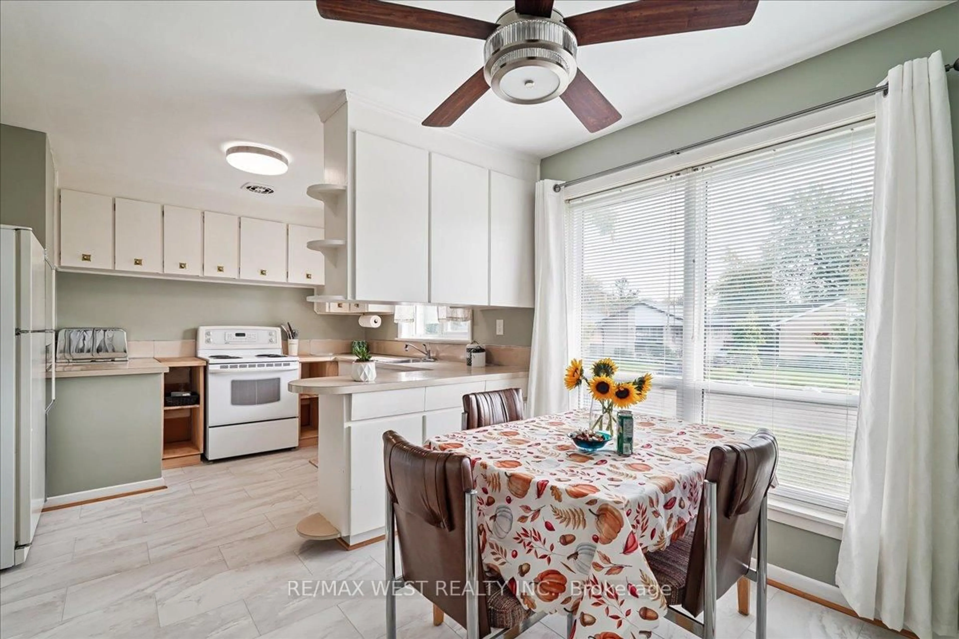 Open concept kitchen, ceramic/tile floor for 195 Toynbee Tr, Toronto Ontario M1E 1G5