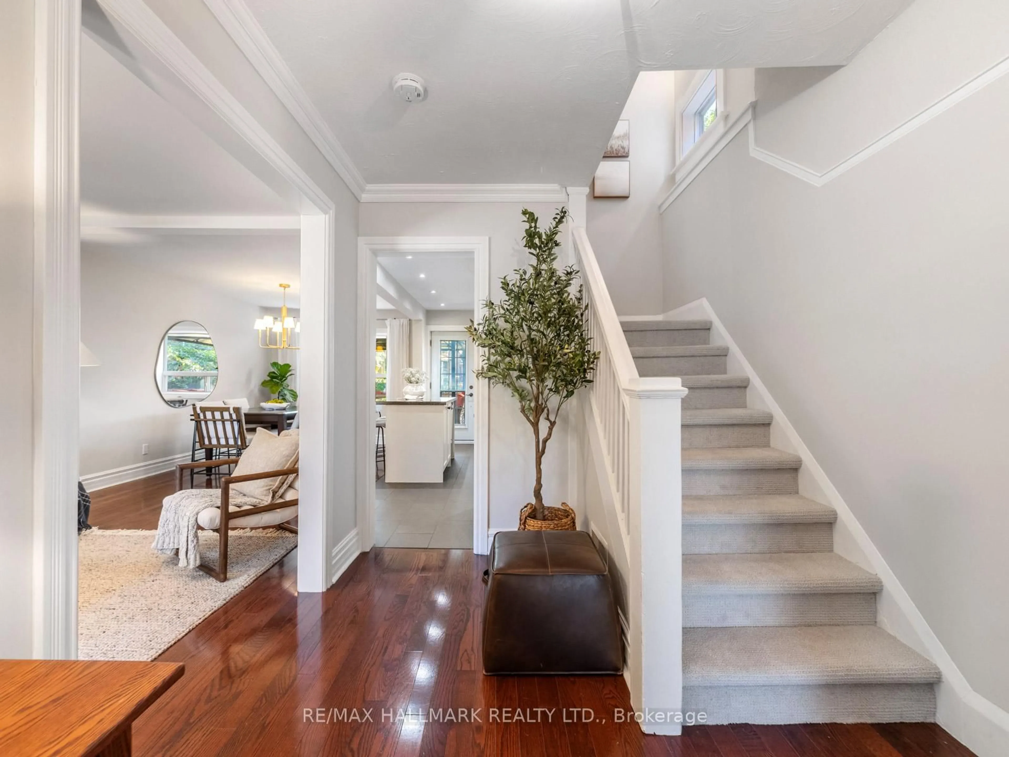 Indoor entryway for 215 Golfview Ave, Toronto Ontario M4E 2K8