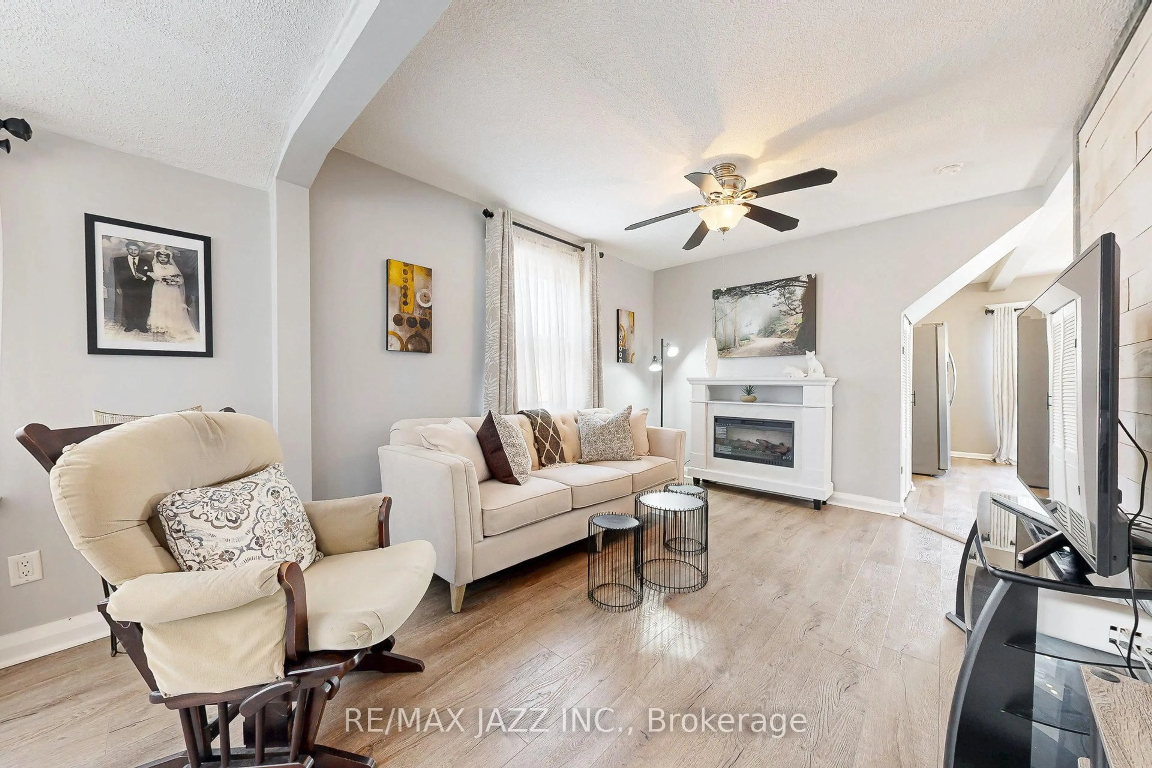 Living room with furniture, unknown for 361 Oshawa Blvd, Oshawa Ontario L1G 5T2