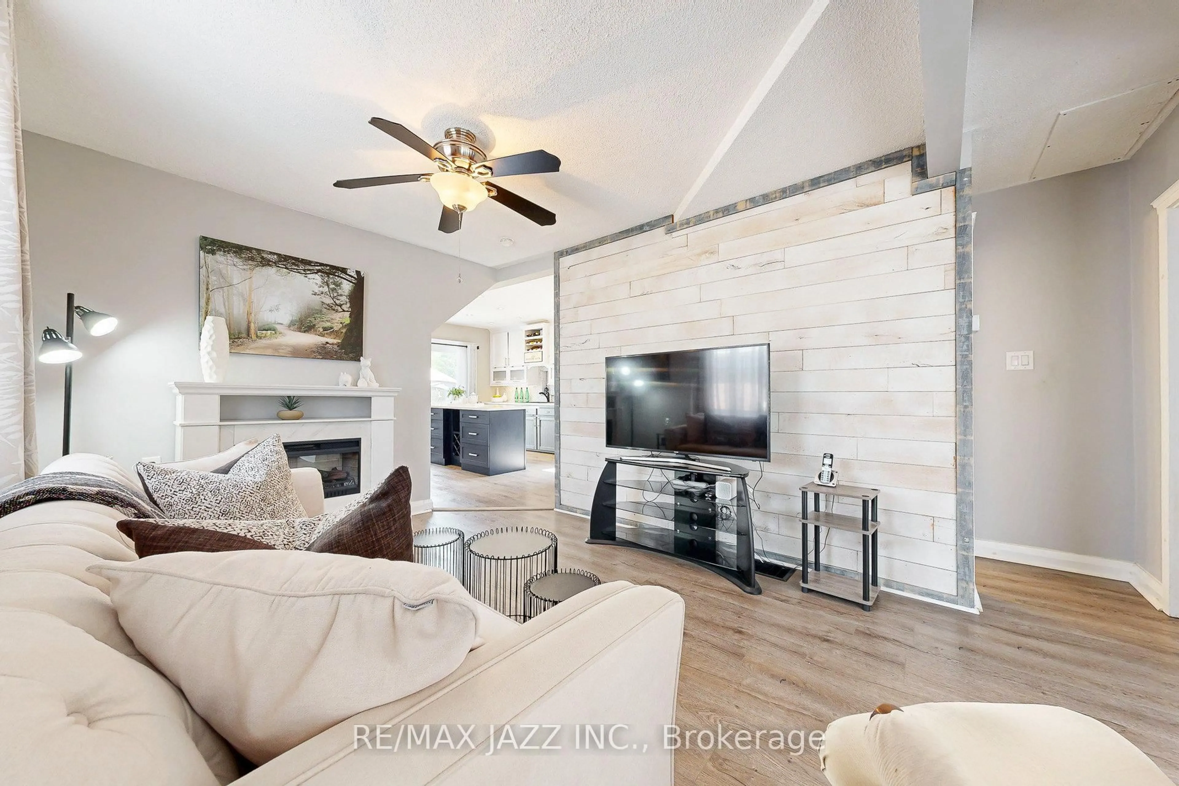 Living room with furniture, ceramic/tile floor for 361 Oshawa Blvd, Oshawa Ontario L1G 5T2