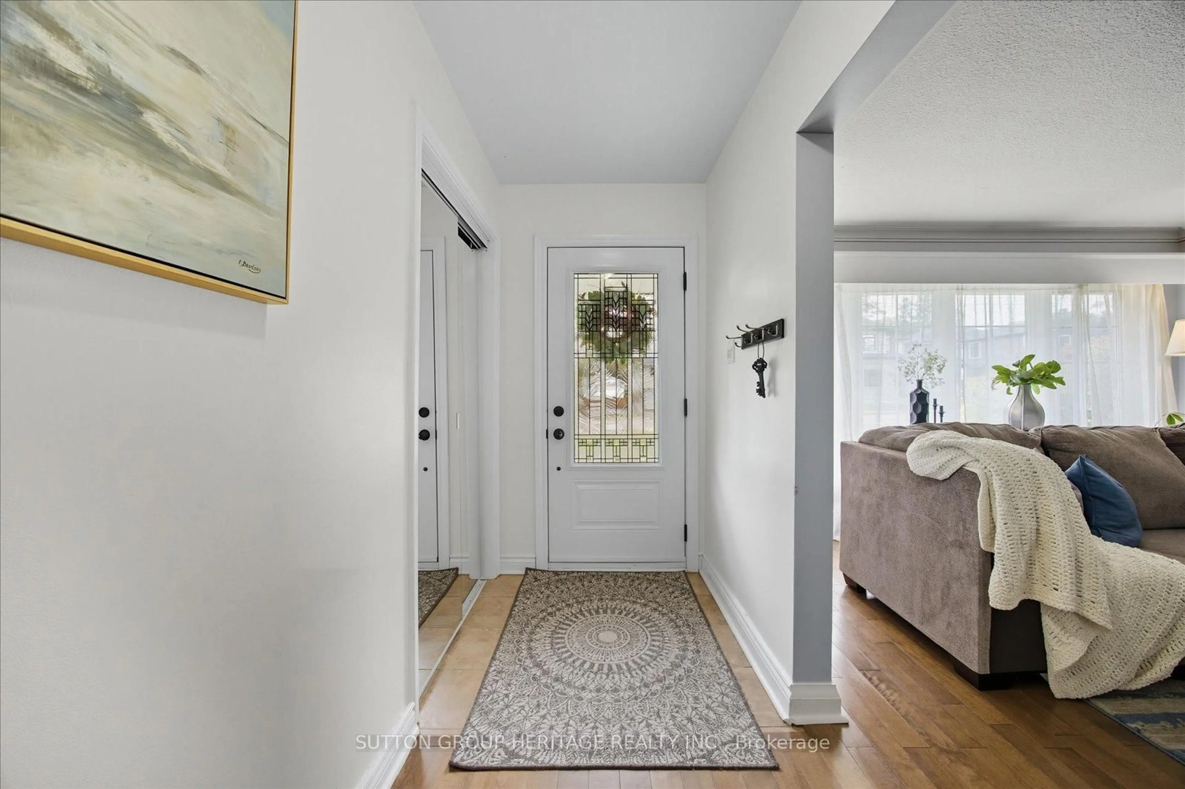 Indoor entryway for 408 Cochrane St, Whitby Ontario L1N 5J5
