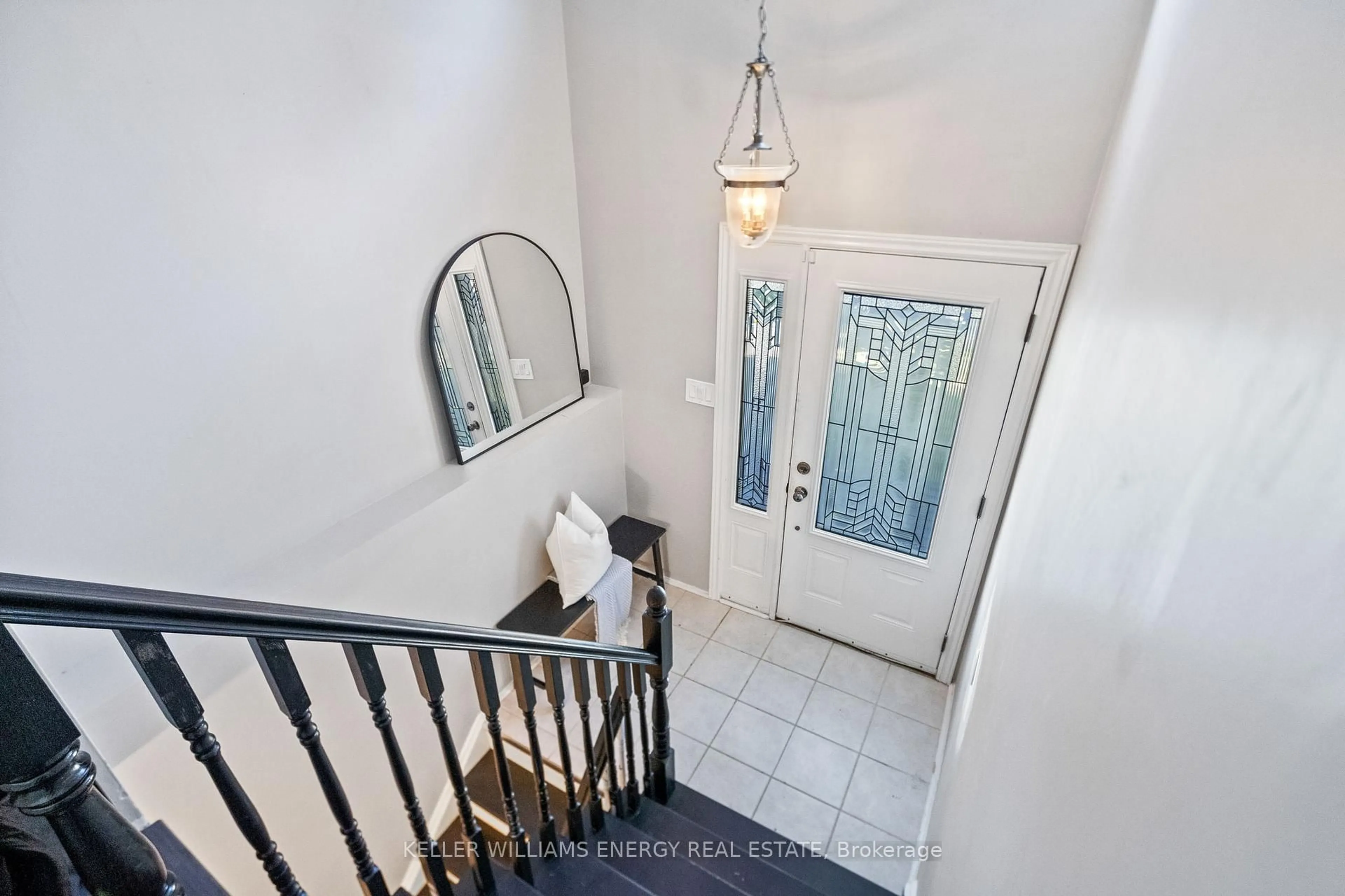 Indoor entryway for 6 Fairbairn Crt, Clarington Ontario L1C 4K9
