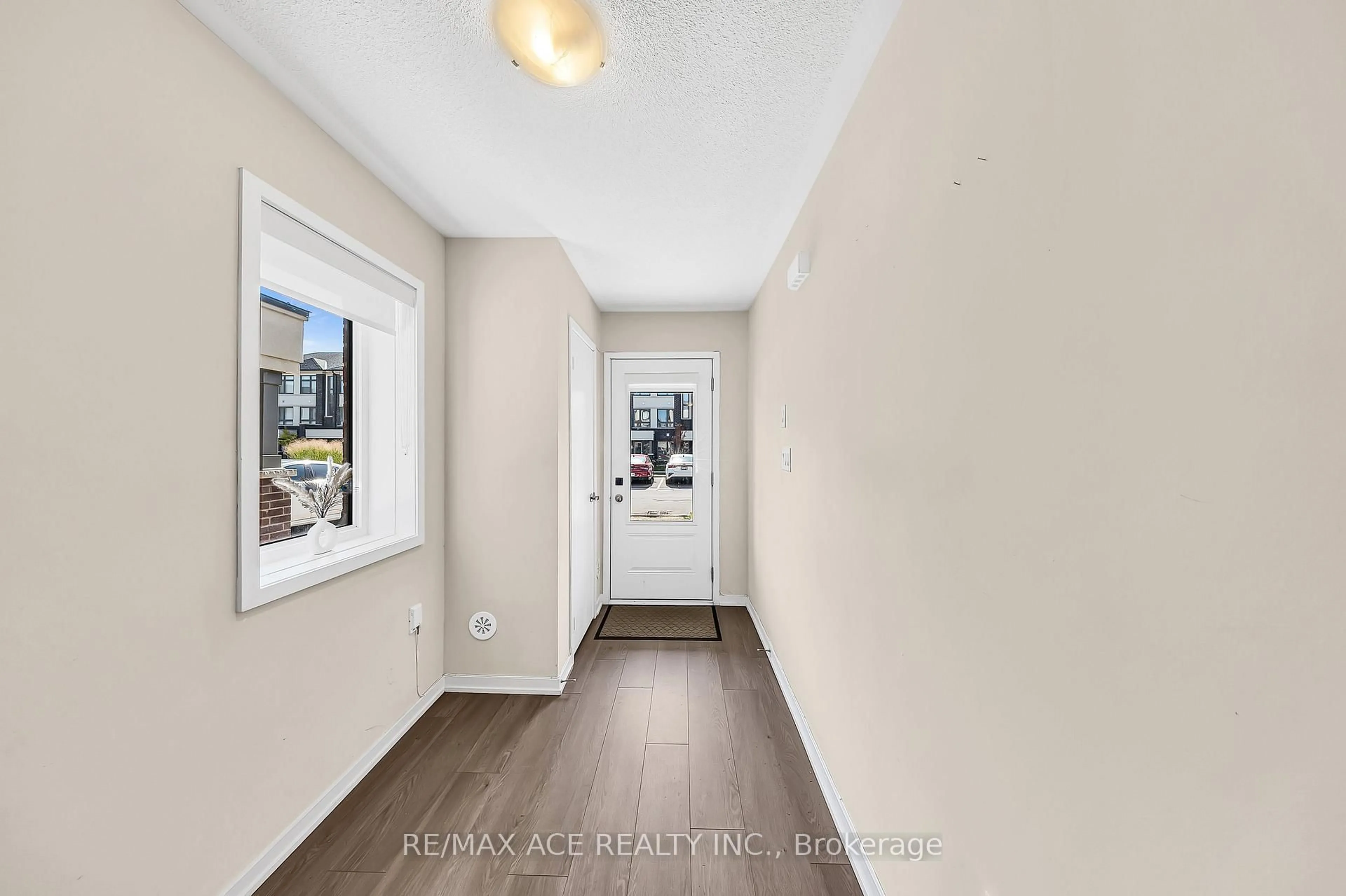 Indoor entryway for 1344 Bradenton  Path, Oshawa Ontario L1K 1A9