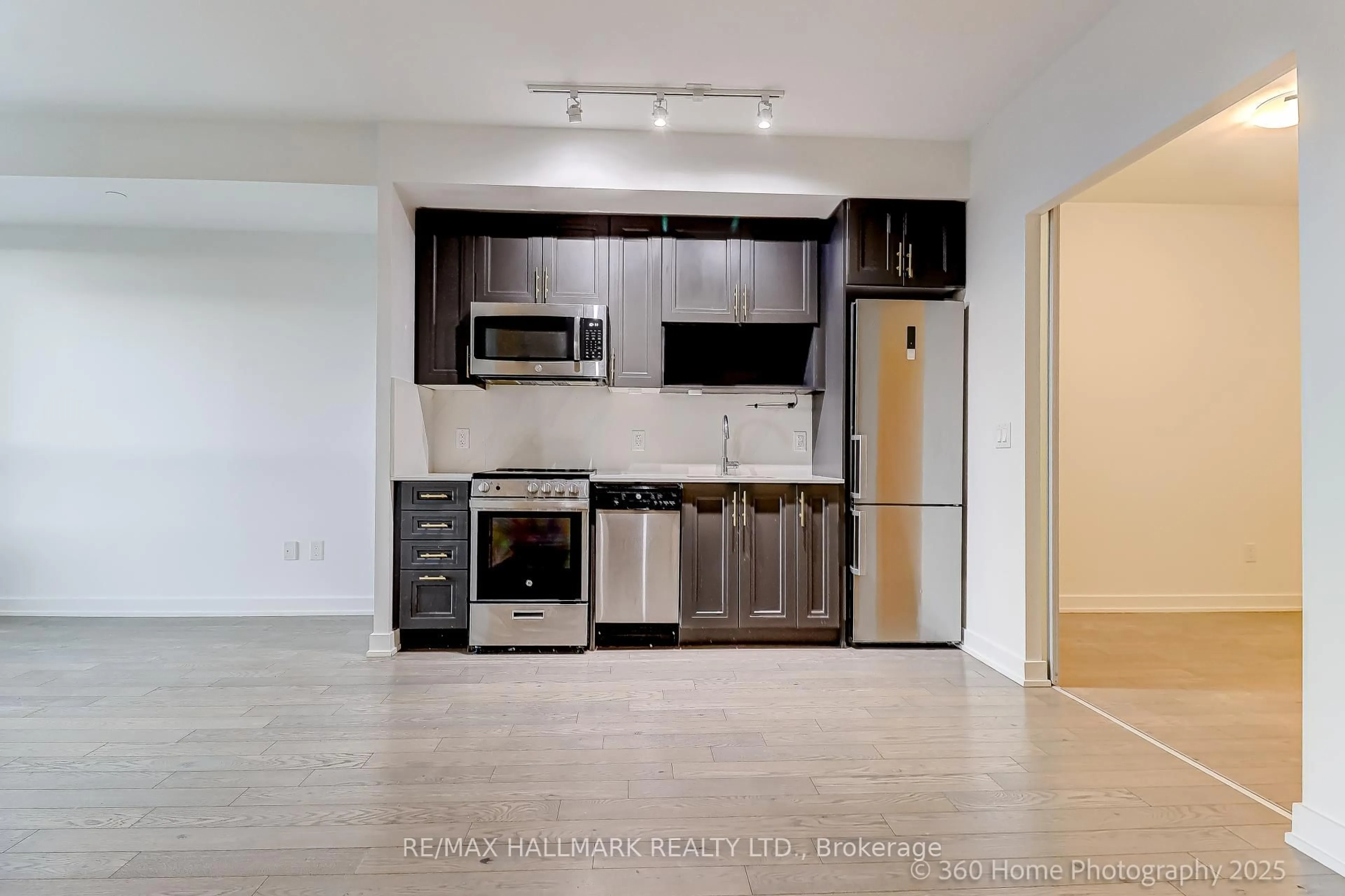 Standard kitchen, unknown for 630 Greenwood Ave #505, Toronto Ontario M4J 0A8