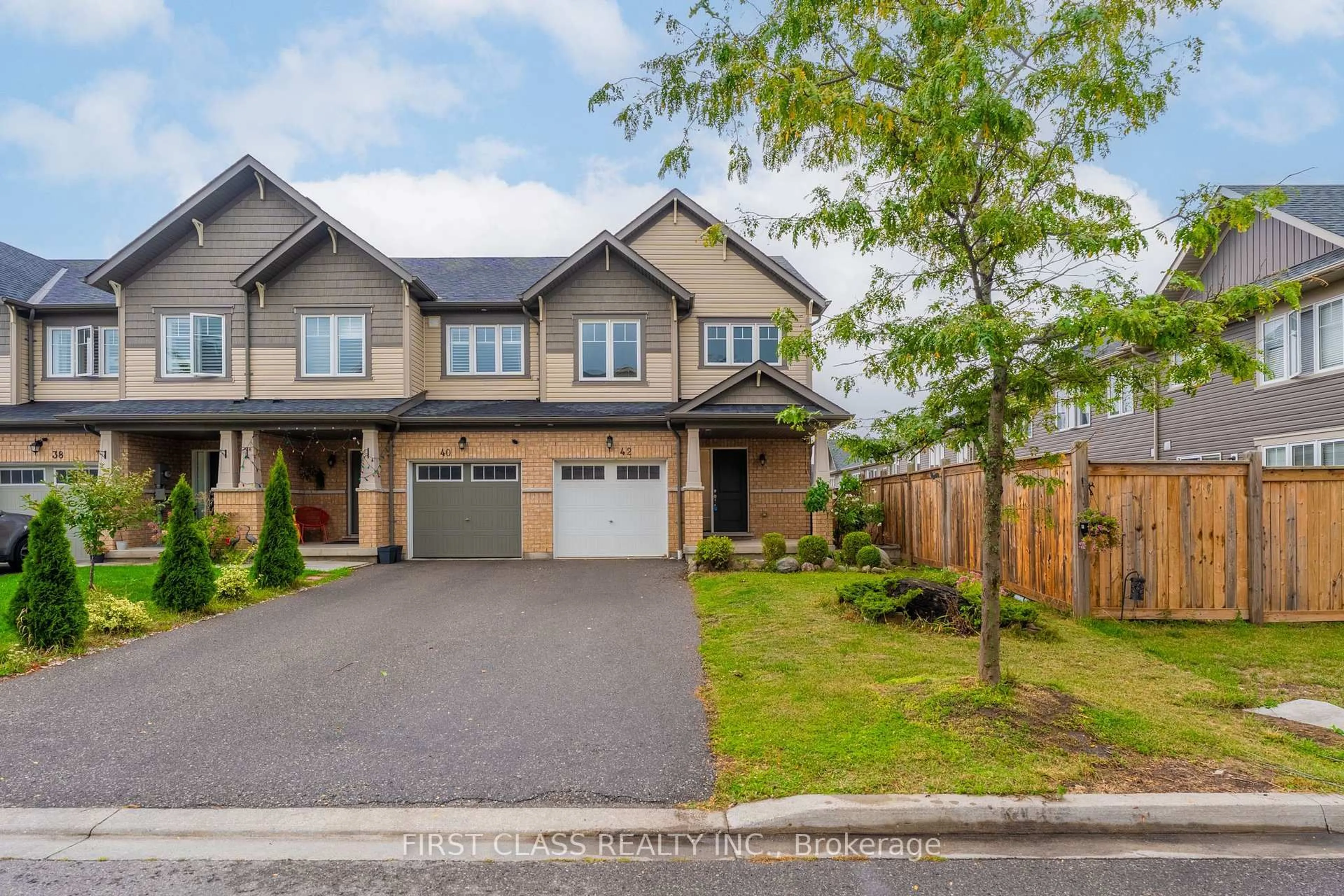 A pic from outside/outdoor area/front of a property/back of a property/a pic from drone, street for 42 GREAT GABE Cres, Oshawa Ontario L1L 0C1