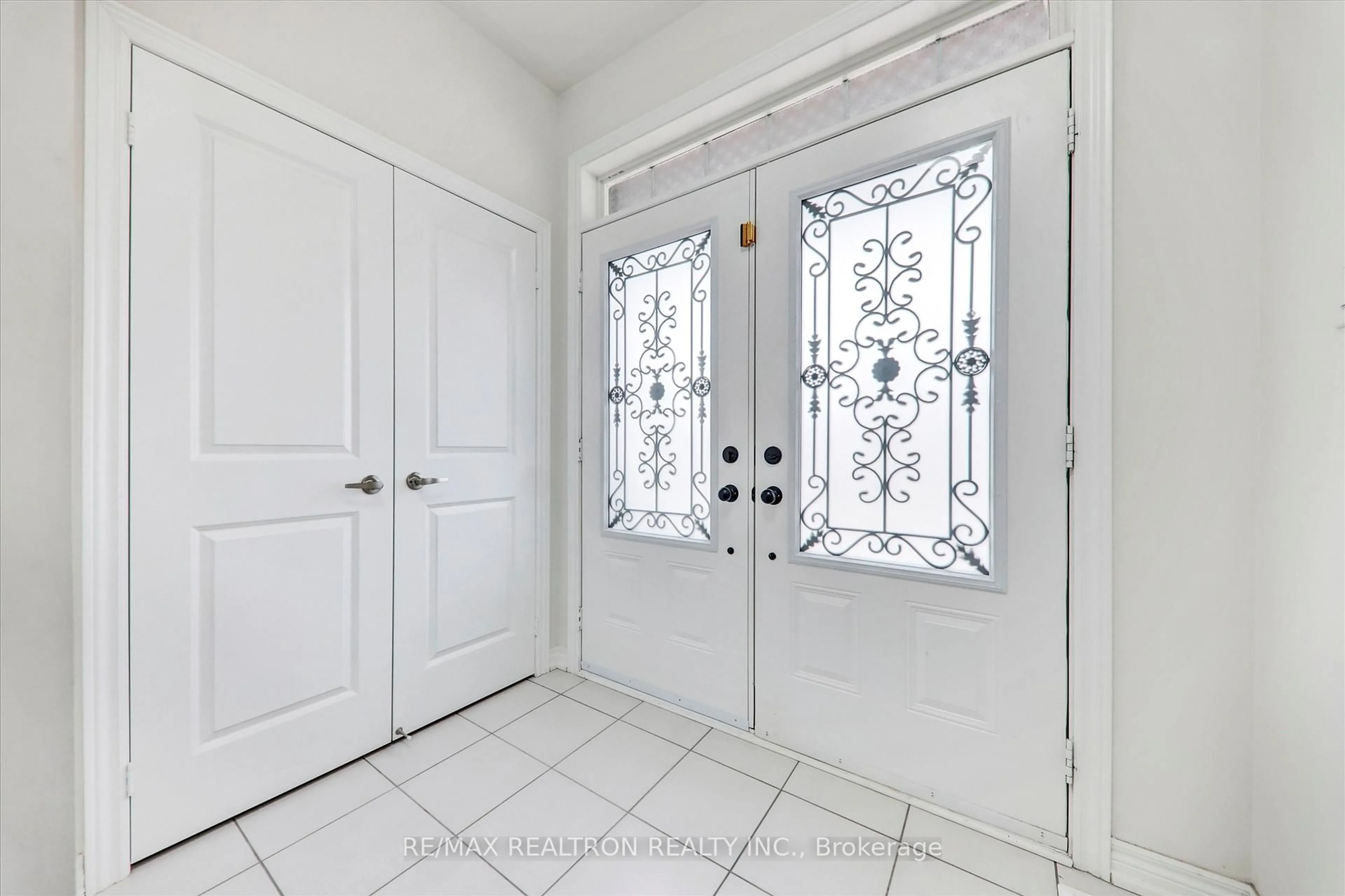 Indoor entryway for 1897 Passionfruit Grve, Pickering Ontario L1Y 0B4