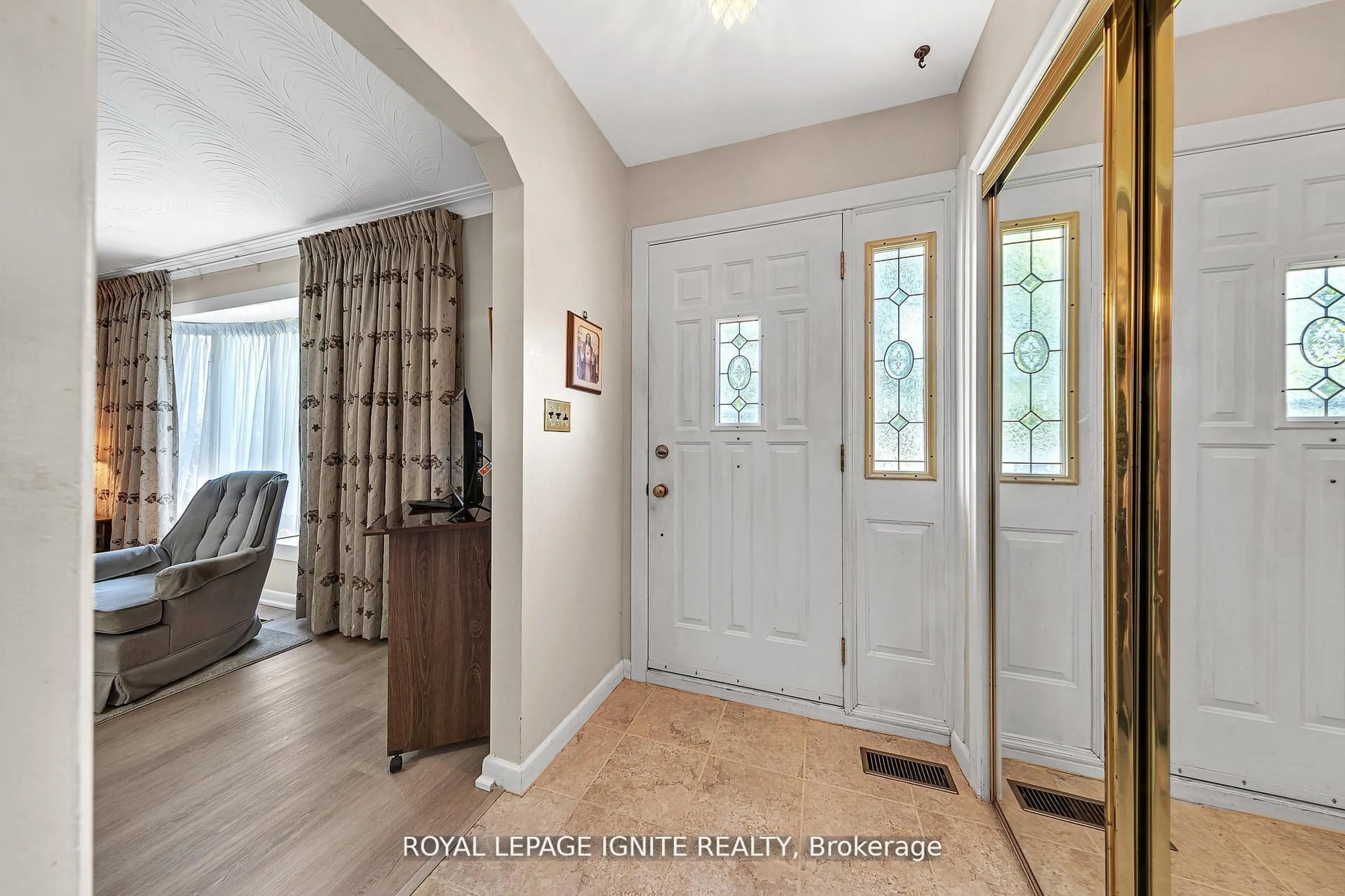 Indoor entryway for 24 Beran Dr, Toronto Ontario M1G 1G1
