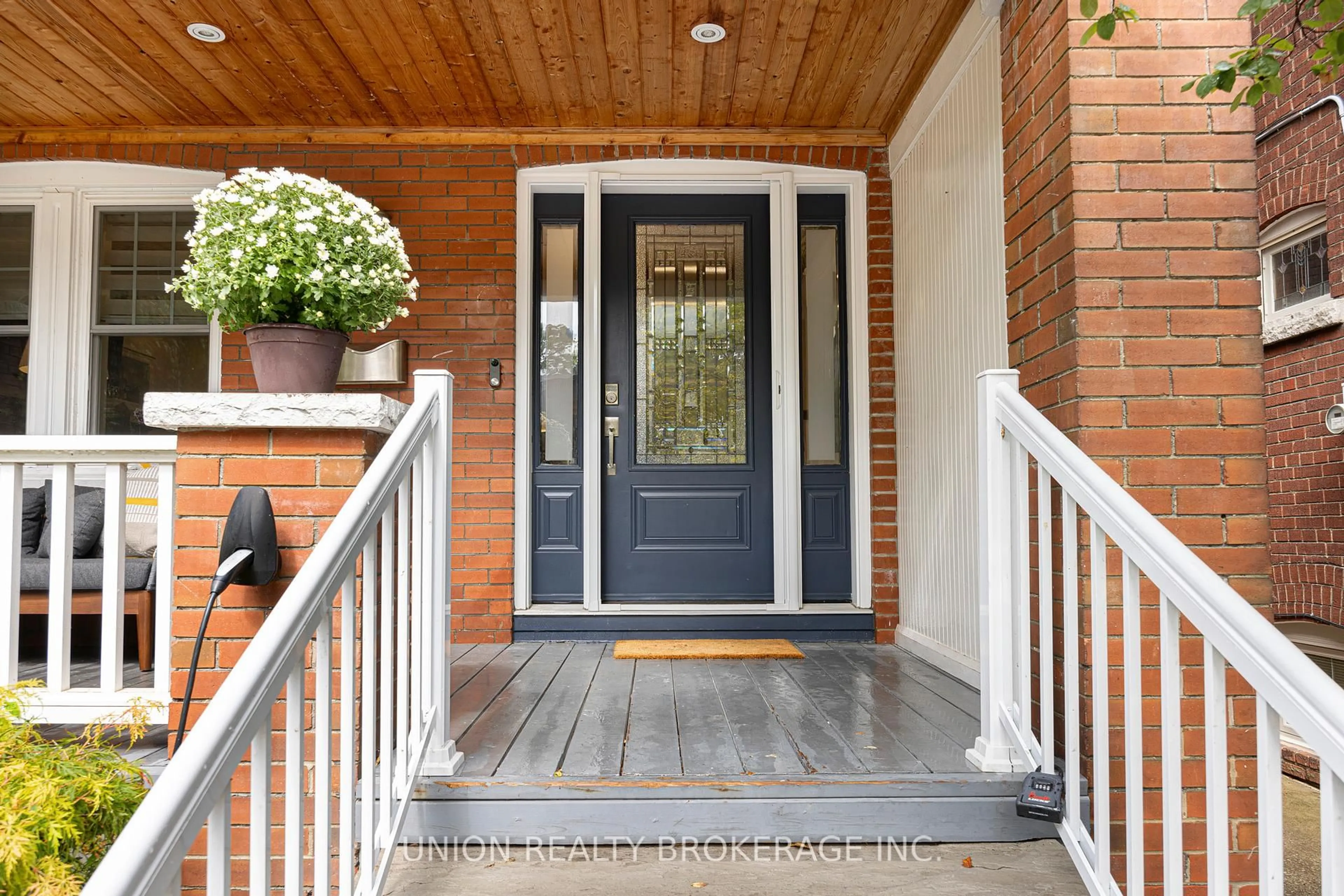 Indoor entryway for 10 Selwood Ave, Toronto Ontario M4E 1B2
