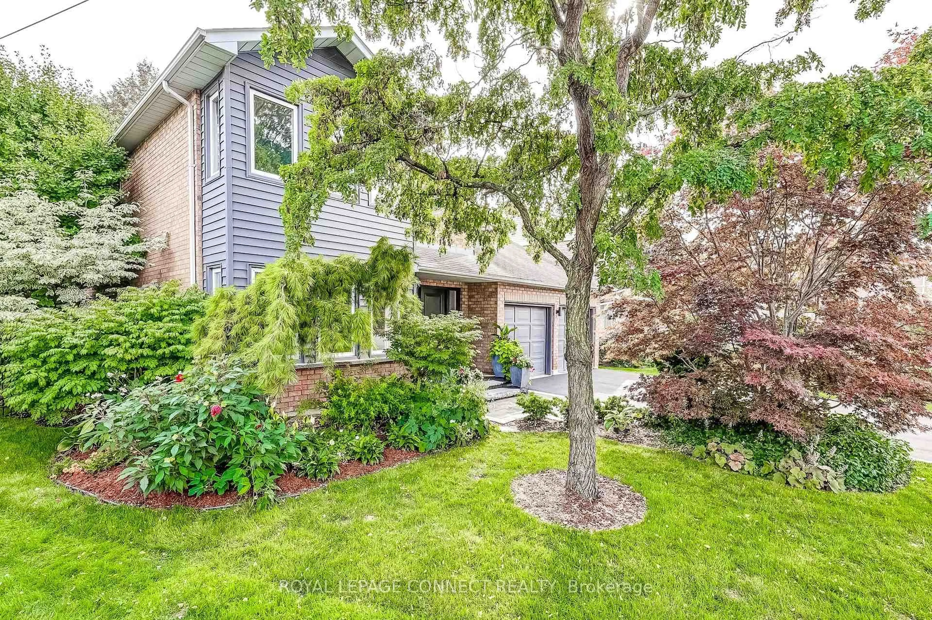Patio, street for 545 Charnwood Crt, Pickering Ontario L1V 4Y5