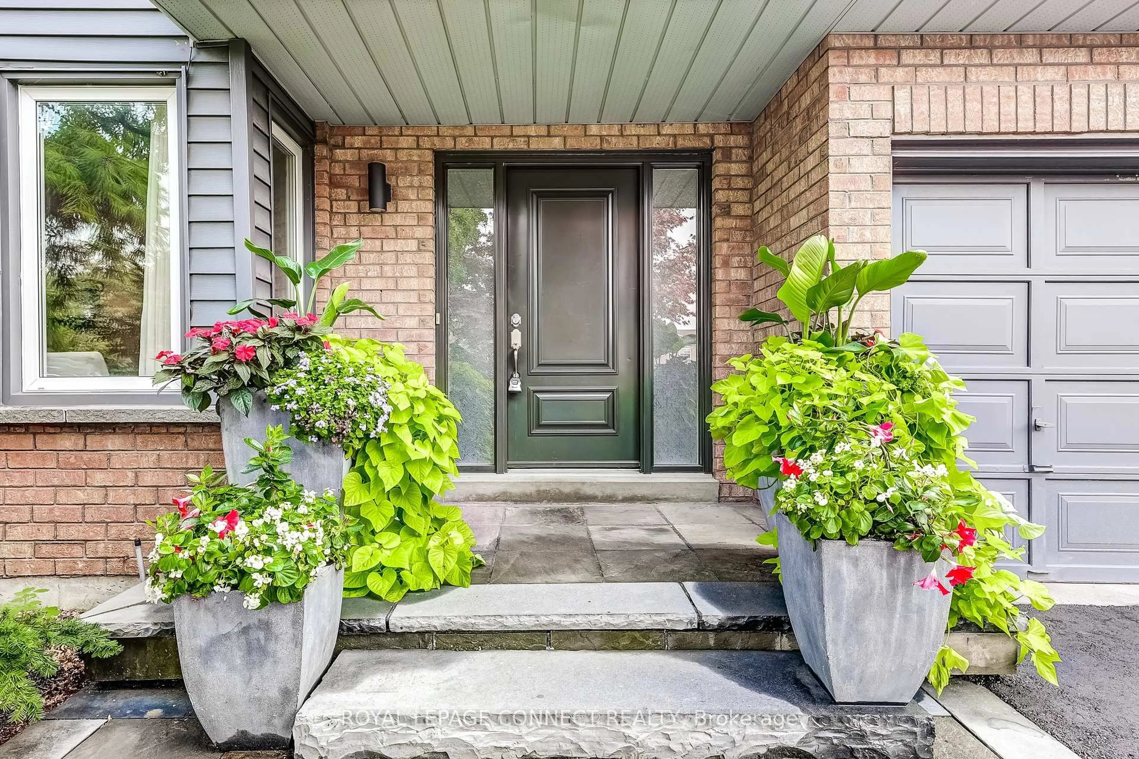 Indoor entryway for 545 Charnwood Crt, Pickering Ontario L1V 4Y5
