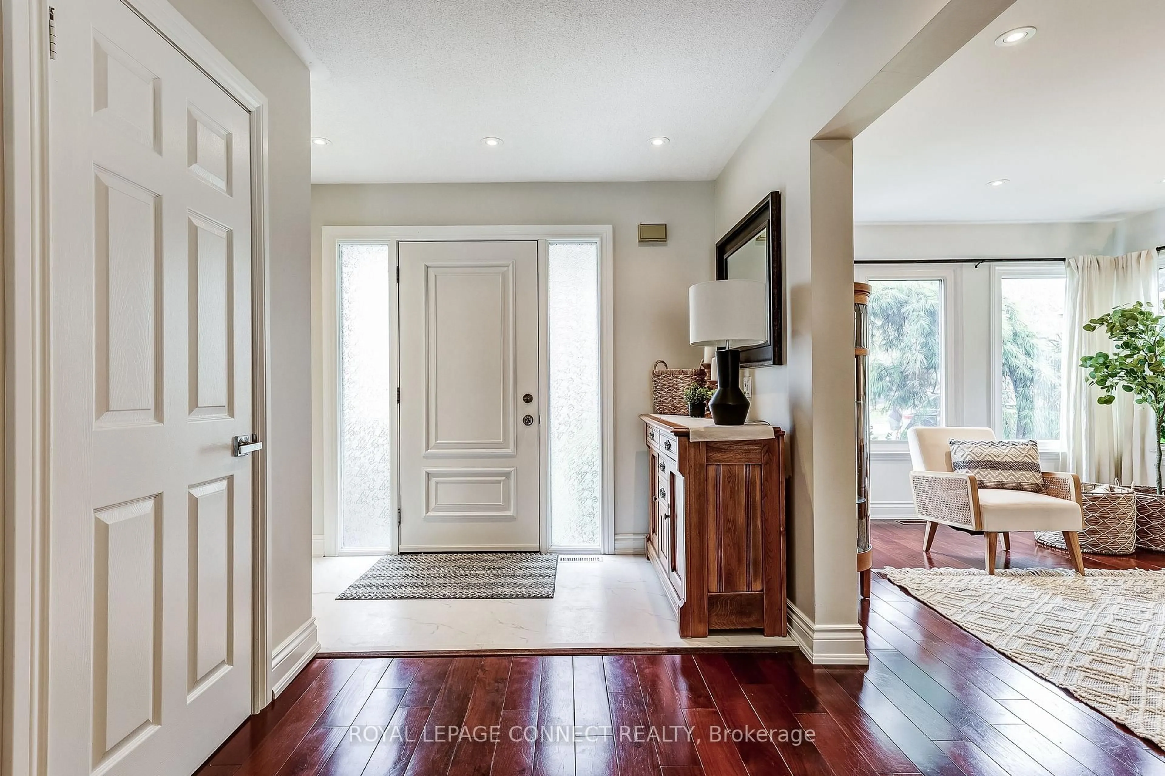 Indoor entryway for 545 Charnwood Crt, Pickering Ontario L1V 4Y5