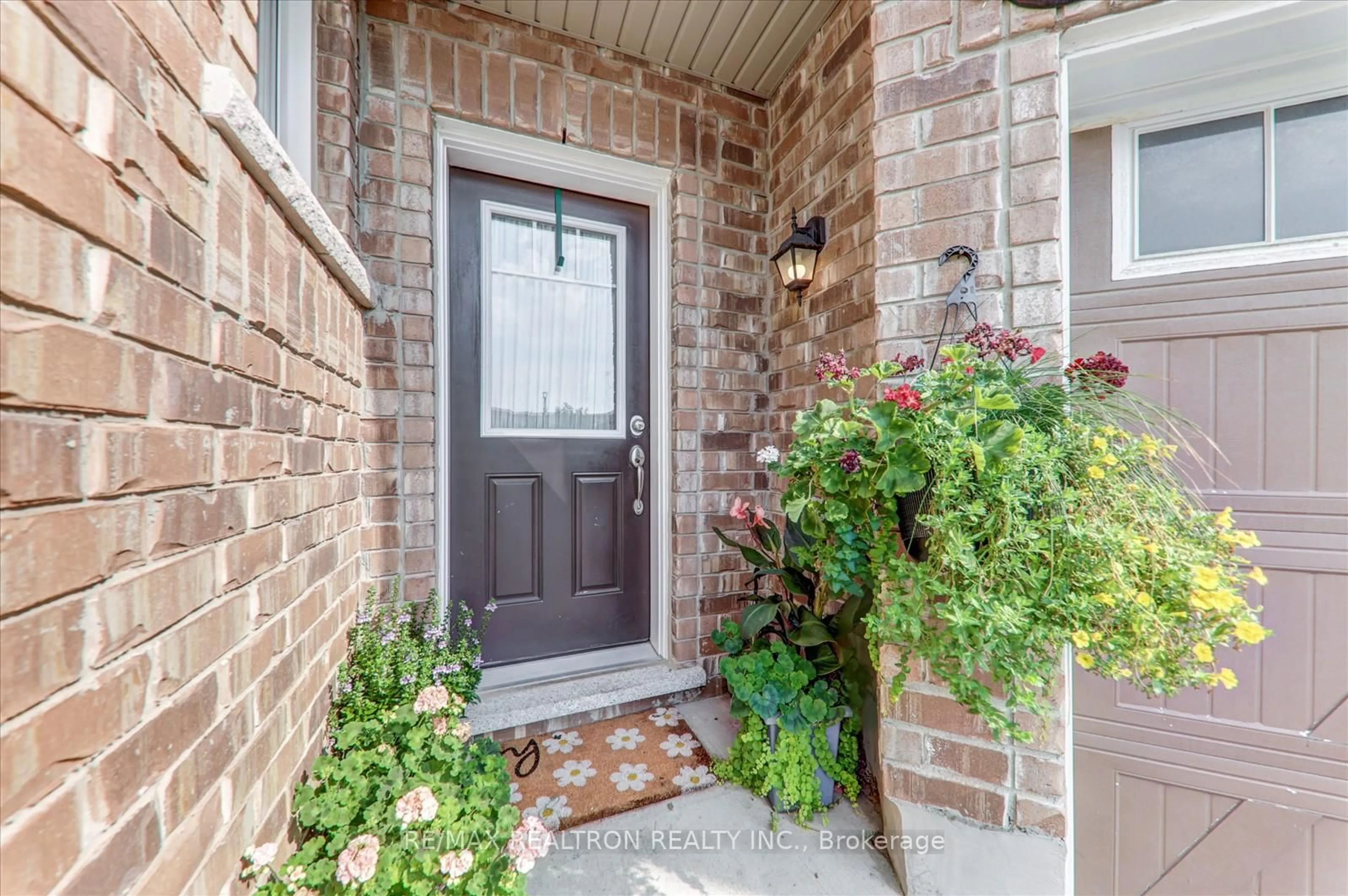 Indoor entryway for 1023 Dragonfly Ave, Pickering Ontario L1X 0E9