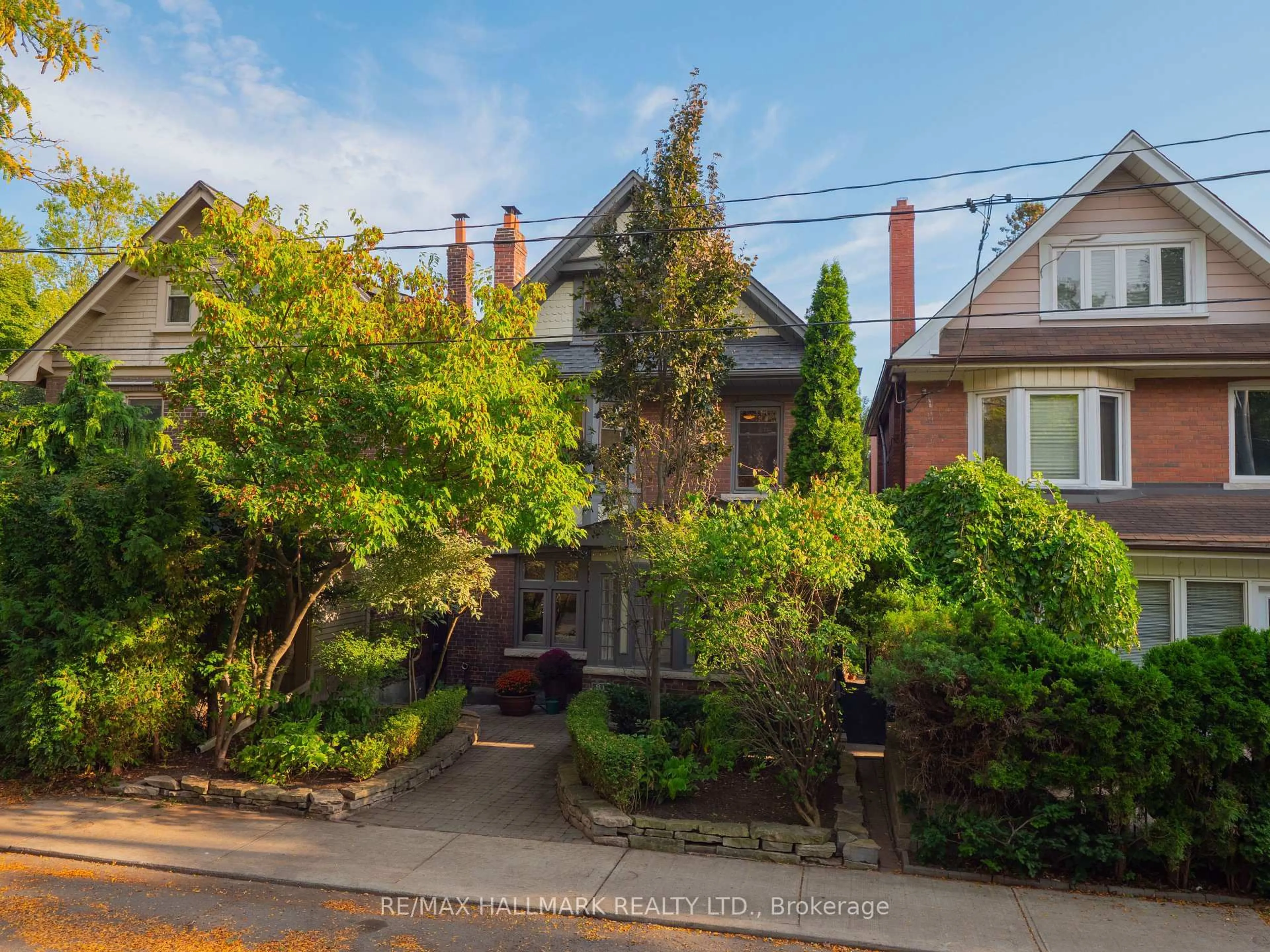 A pic from outside/outdoor area/front of a property/back of a property/a pic from drone, street for 81 Hogarth Ave, Toronto Ontario M4K 1K2