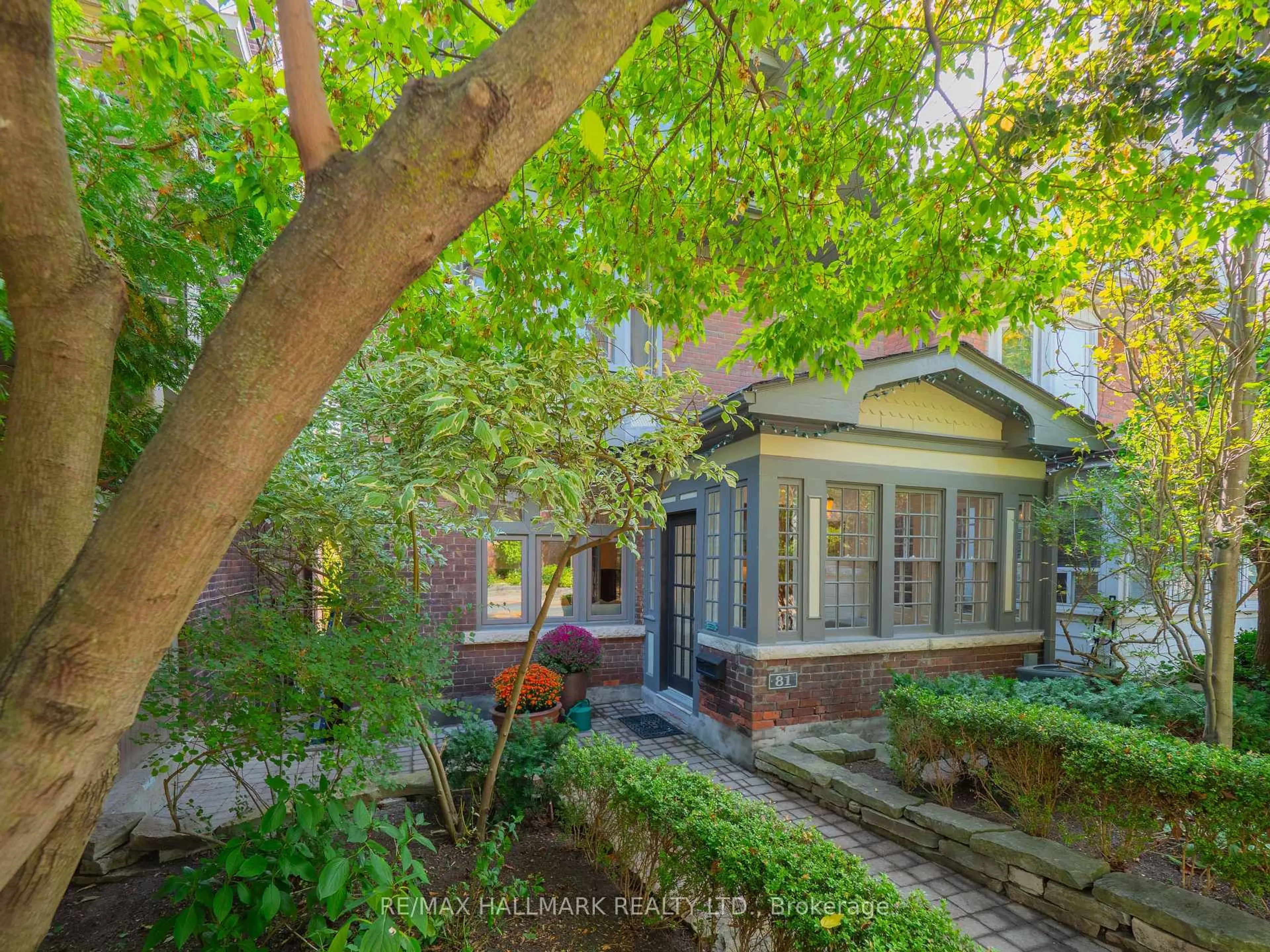 A pic from outside/outdoor area/front of a property/back of a property/a pic from drone, street for 81 Hogarth Ave, Toronto Ontario M4K 1K2