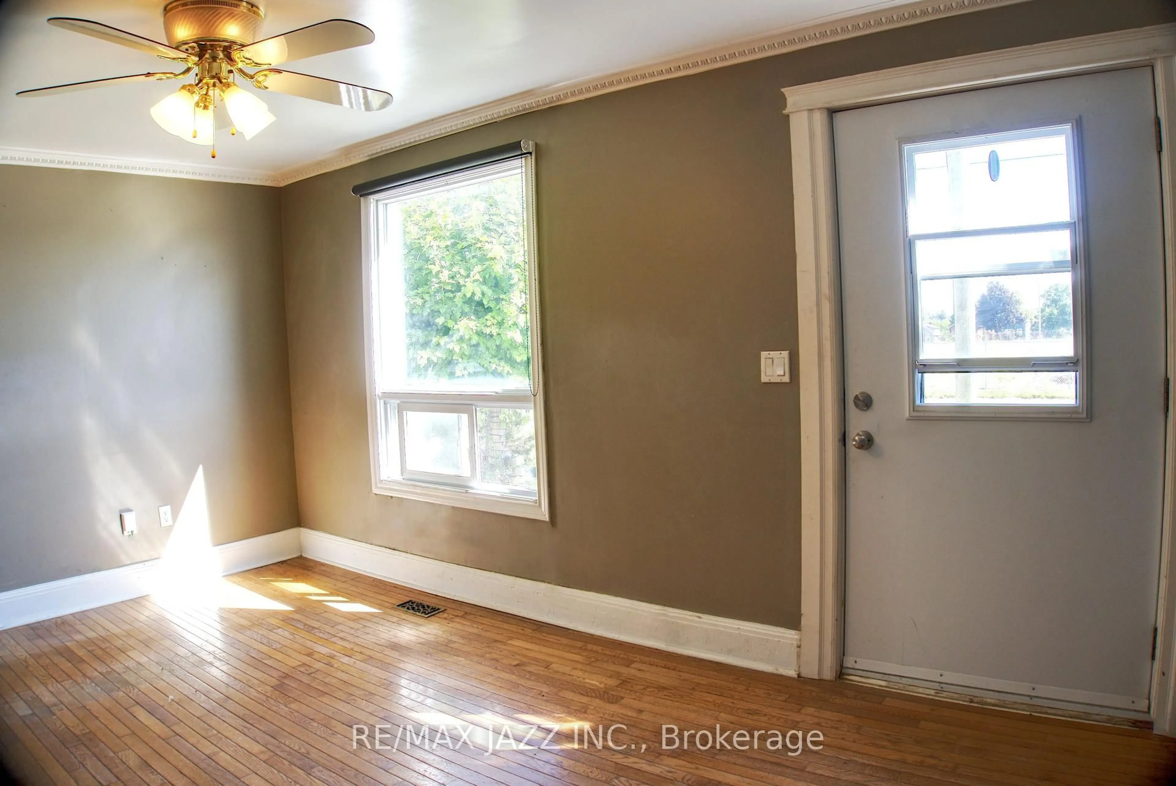 A pic of a room for 318 Ritson Rd, Oshawa Ontario L1G 5P8