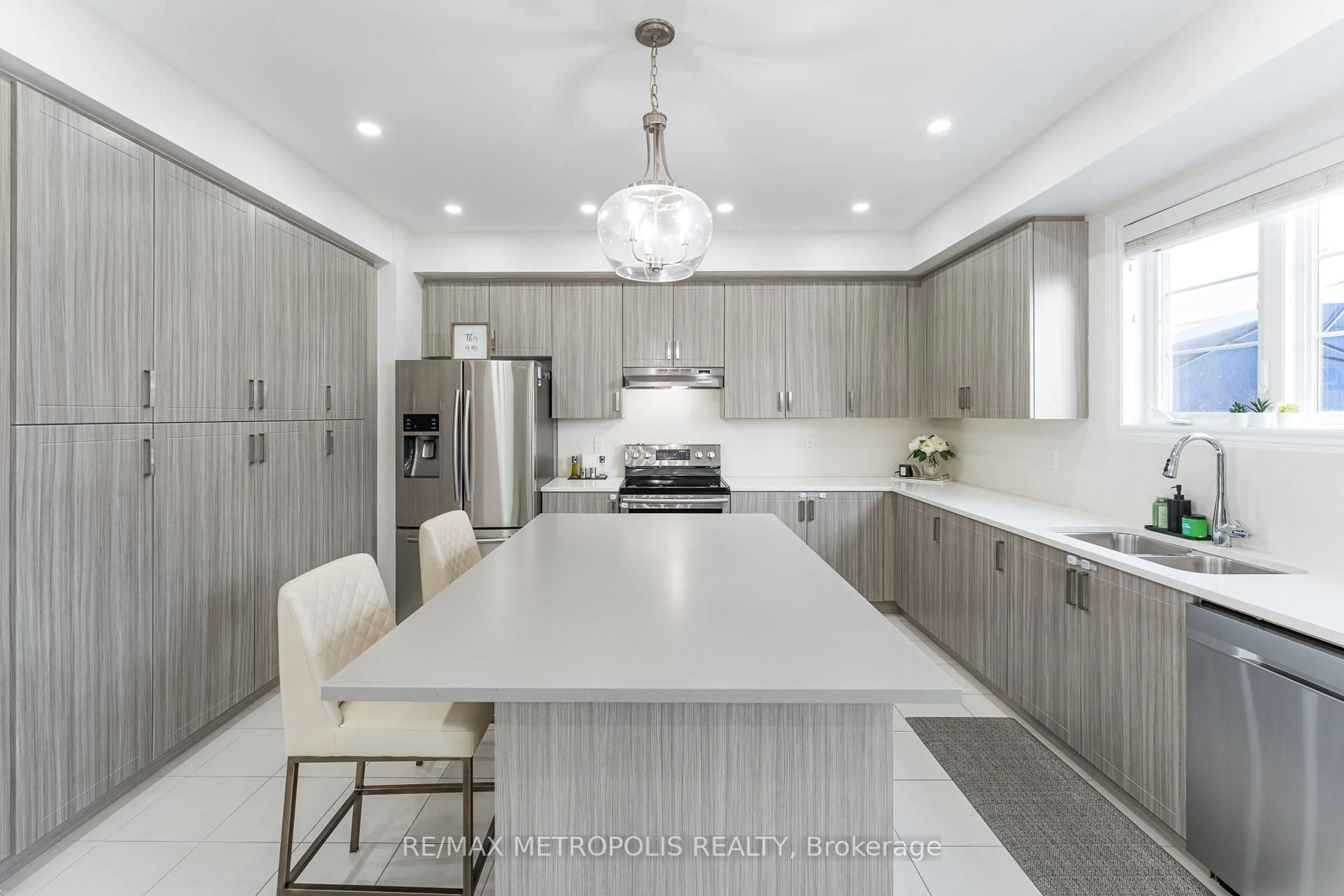 Contemporary kitchen, unknown for 6 Cornerside Way, Whitby Ontario L1M 0L8