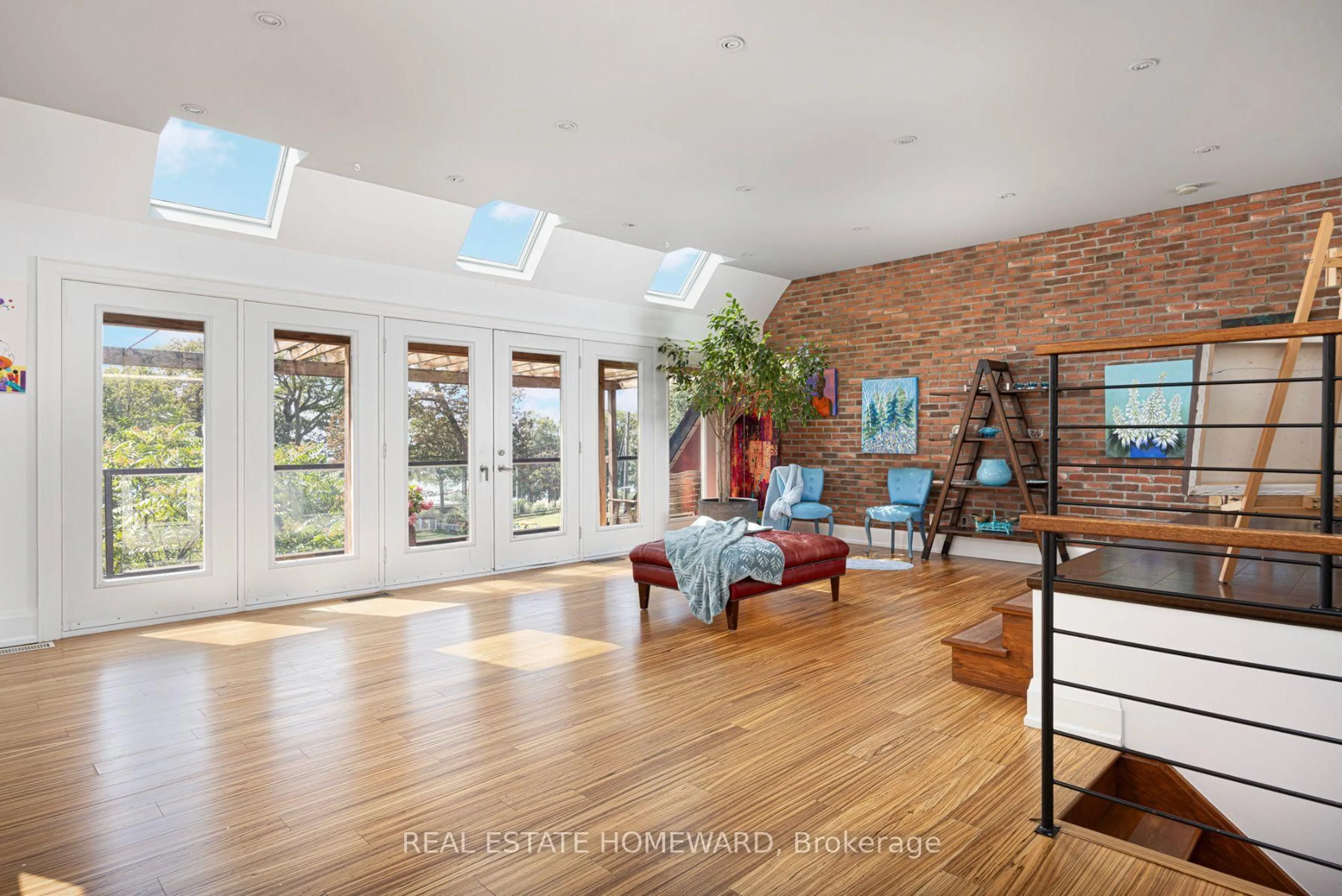 Indoor foyer for 2 Park Ave, Toronto Ontario M4E 1B6