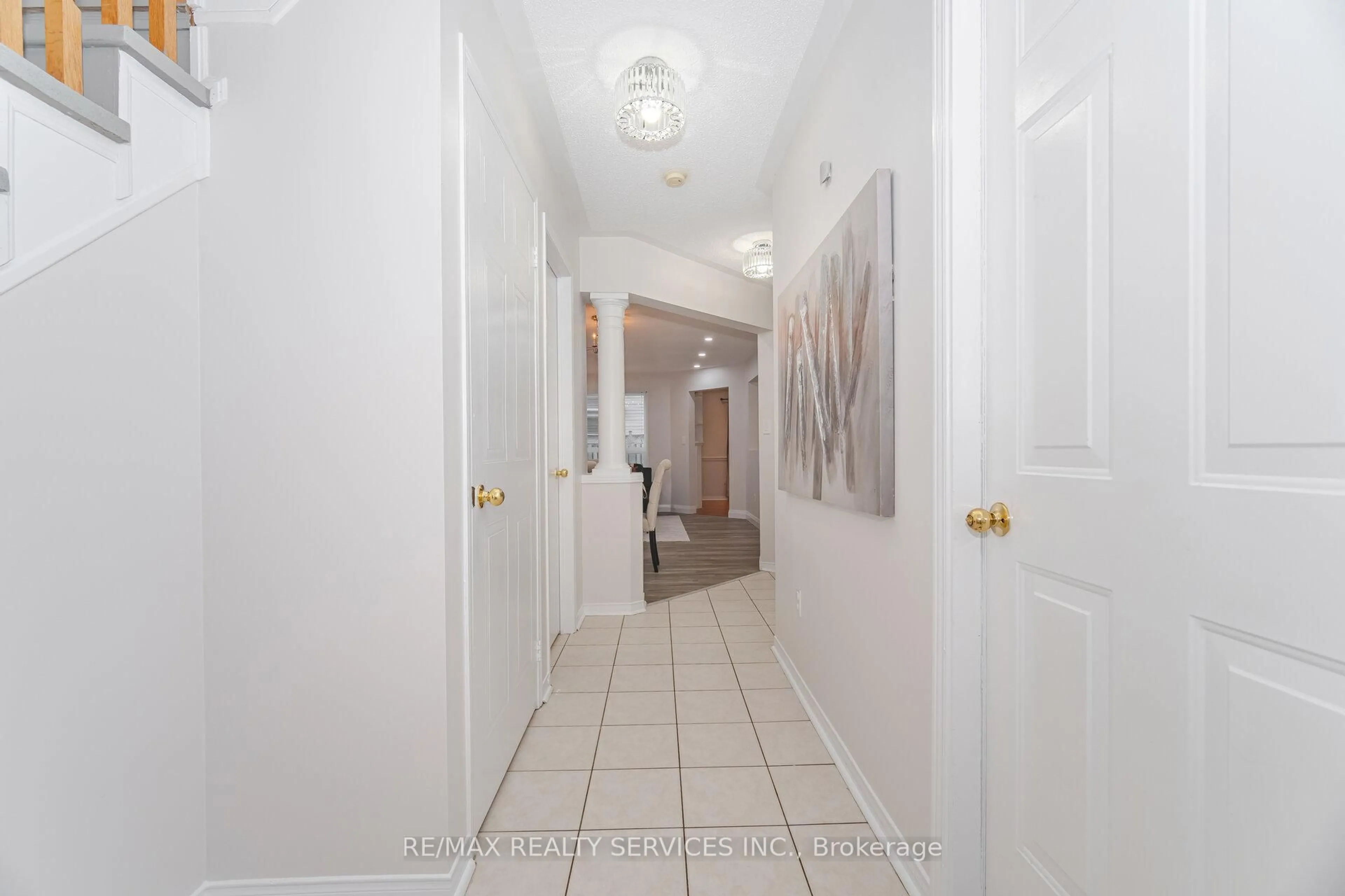 Indoor entryway for 1016 Roseheath St, Oshawa Ontario L1K 2P8