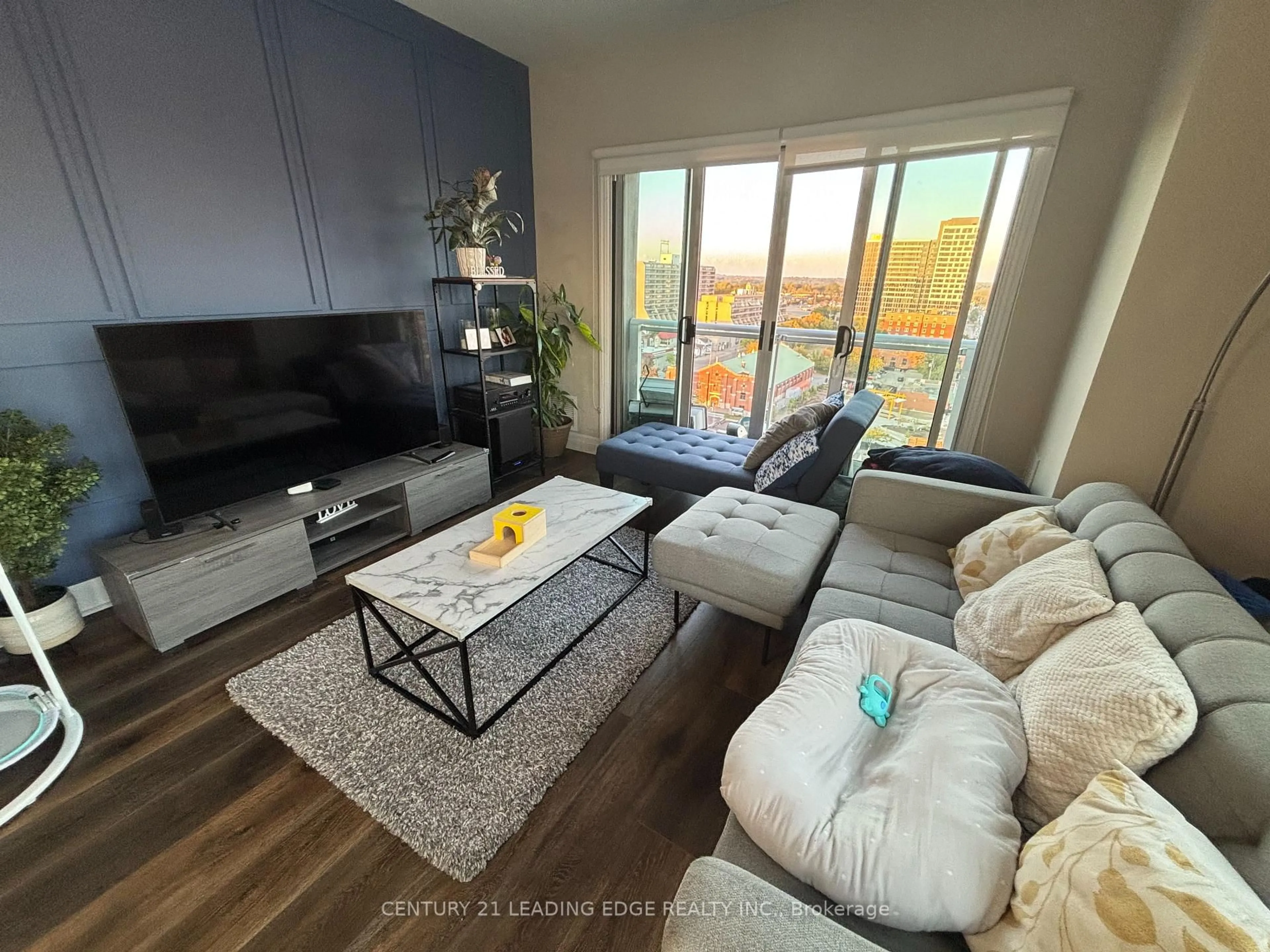 Living room with furniture, wood/laminate floor for 44 Bond St #1005, Oshawa Ontario L1G 6R2