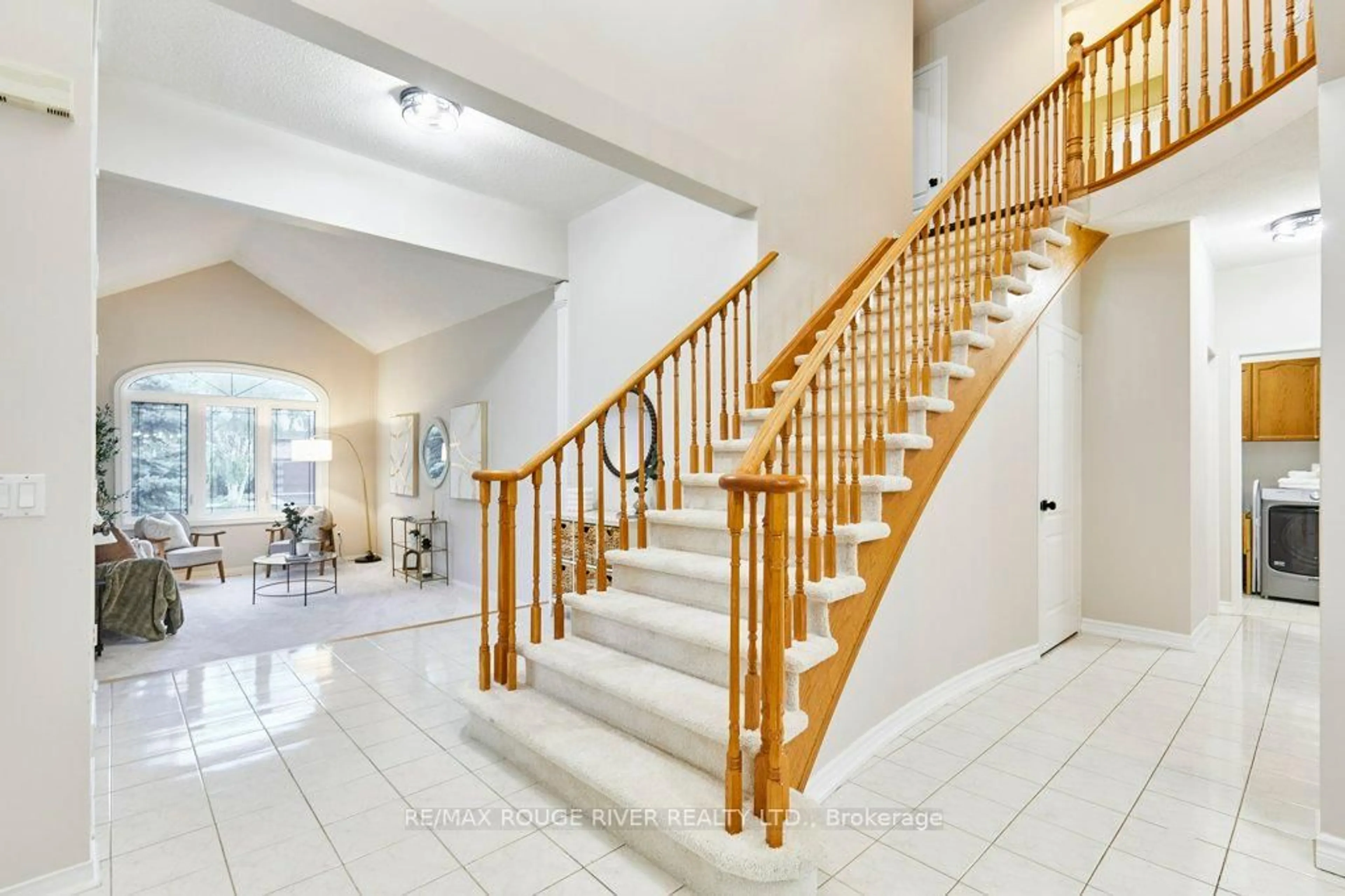 Indoor foyer for 1622 Valley Ridge Cres, Pickering Ontario L1V 6S3