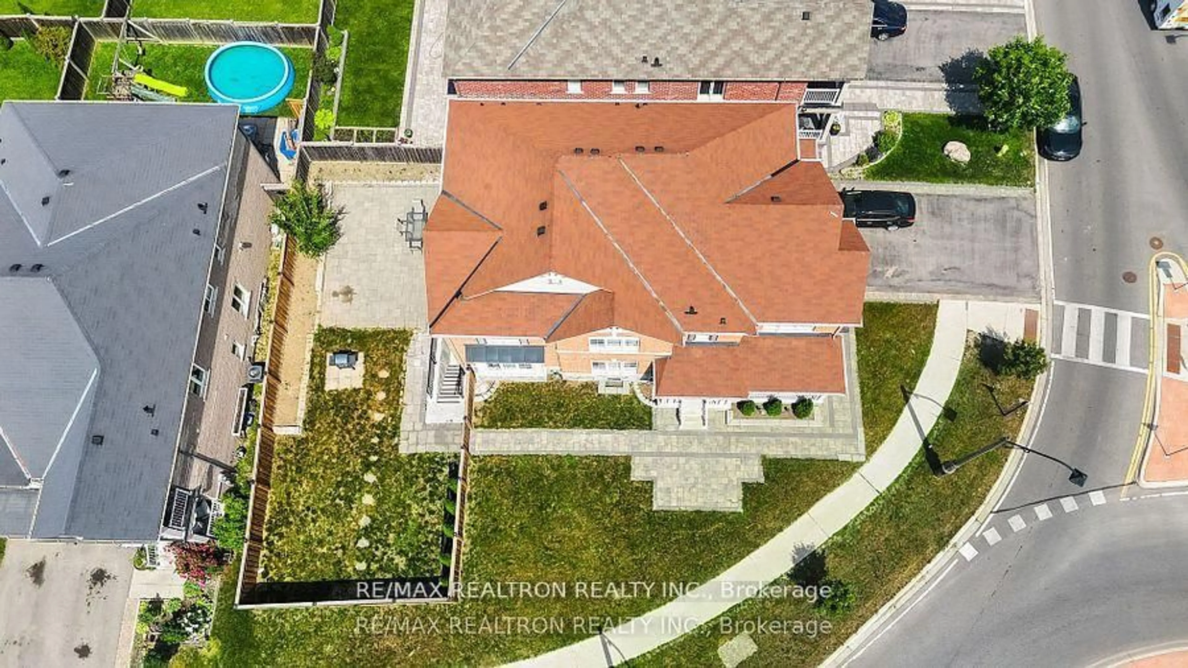 A pic from outside/outdoor area/front of a property/back of a property/a pic from drone, street for 460 Gulfstream Ave, Oshawa Ontario L1H 7K4