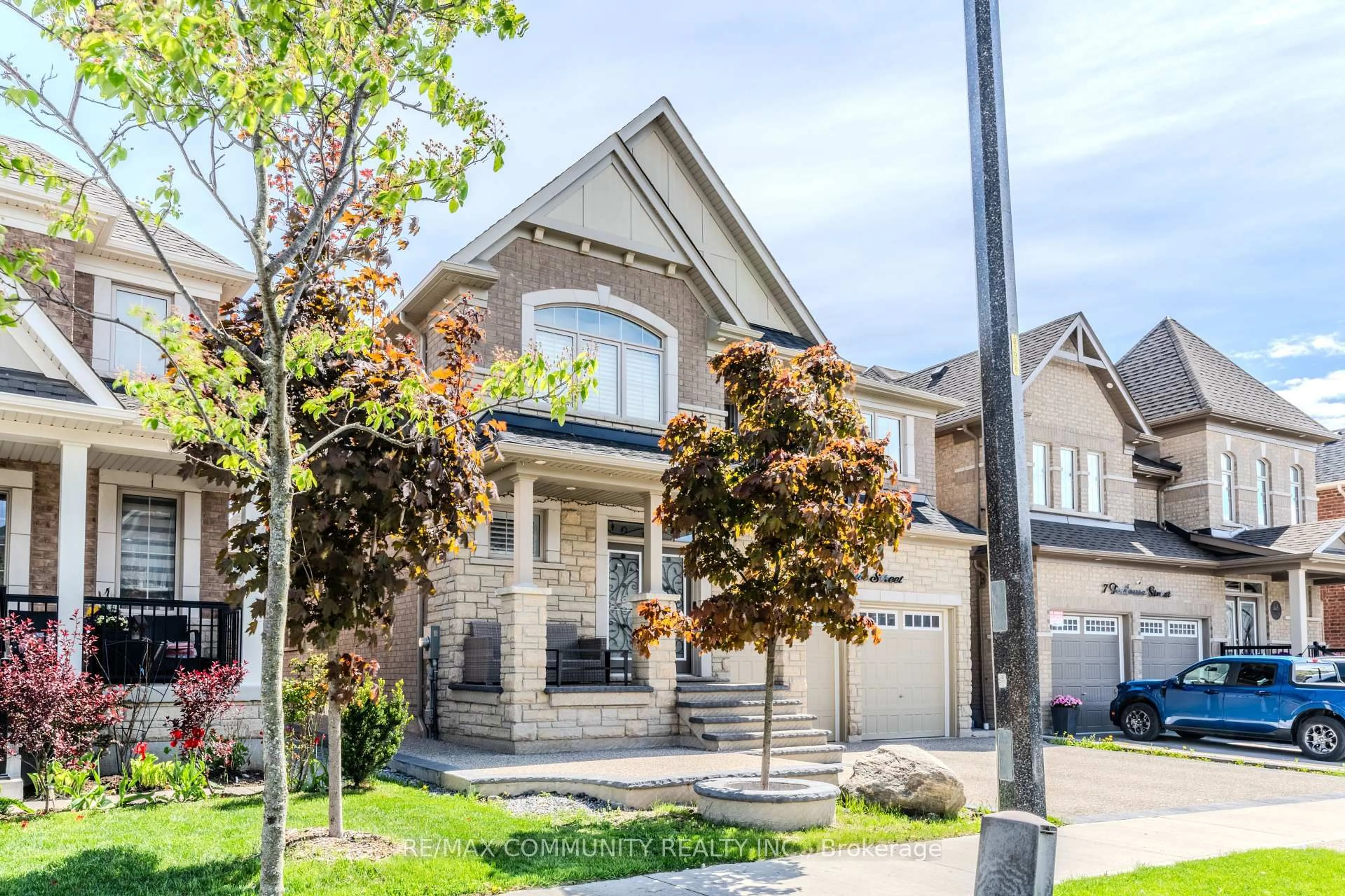 Home with vinyl exterior material, street for 5 Toulouse St, Whitby Ontario L1P 0J2