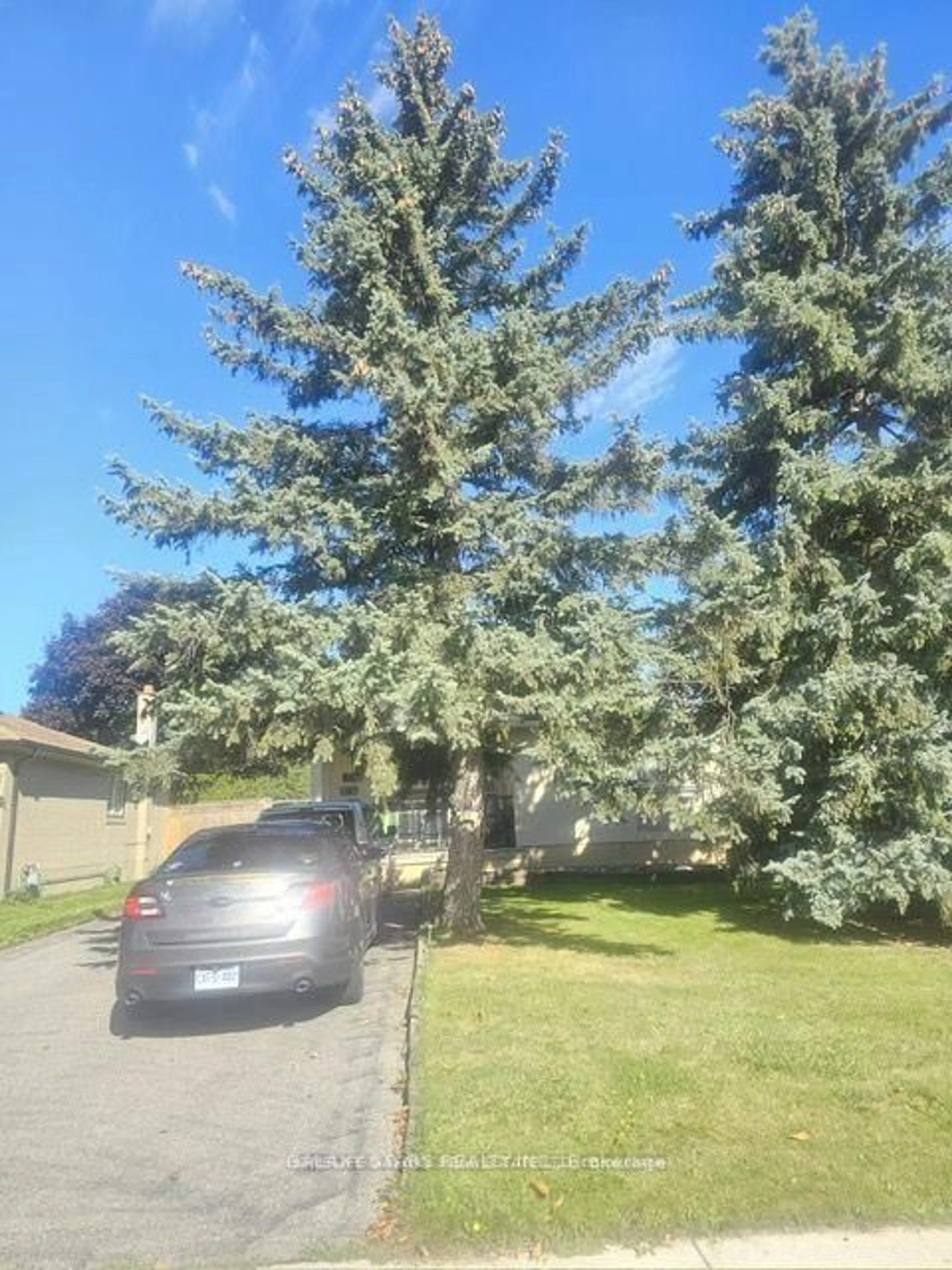 A pic from outside/outdoor area/front of a property/back of a property/a pic from drone, street for 20 Billingsgate Cres, Ajax Ontario L1S 2R8