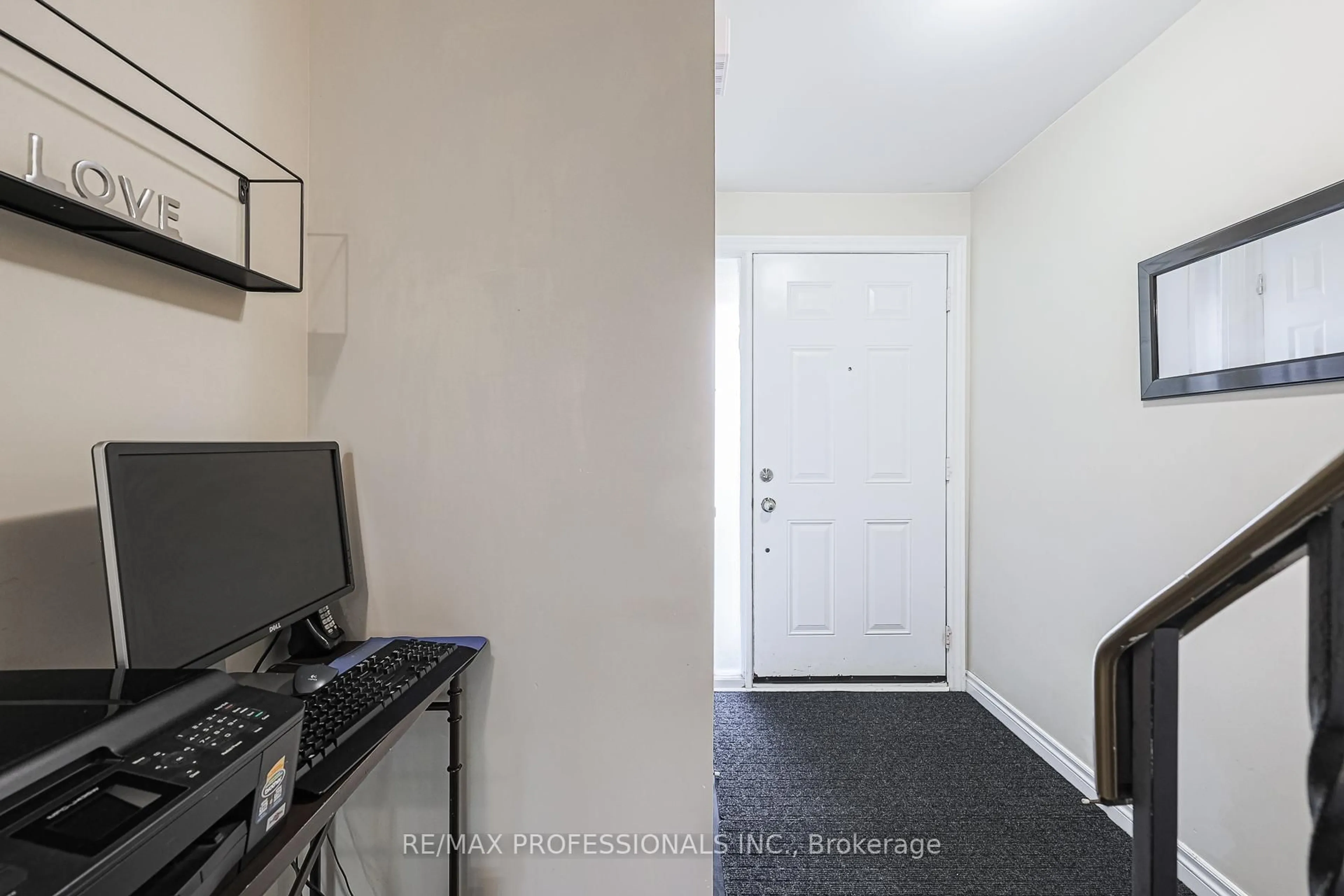 Indoor entryway for 221 Ormond Dr #39, Oshawa Ontario L1G 6T7