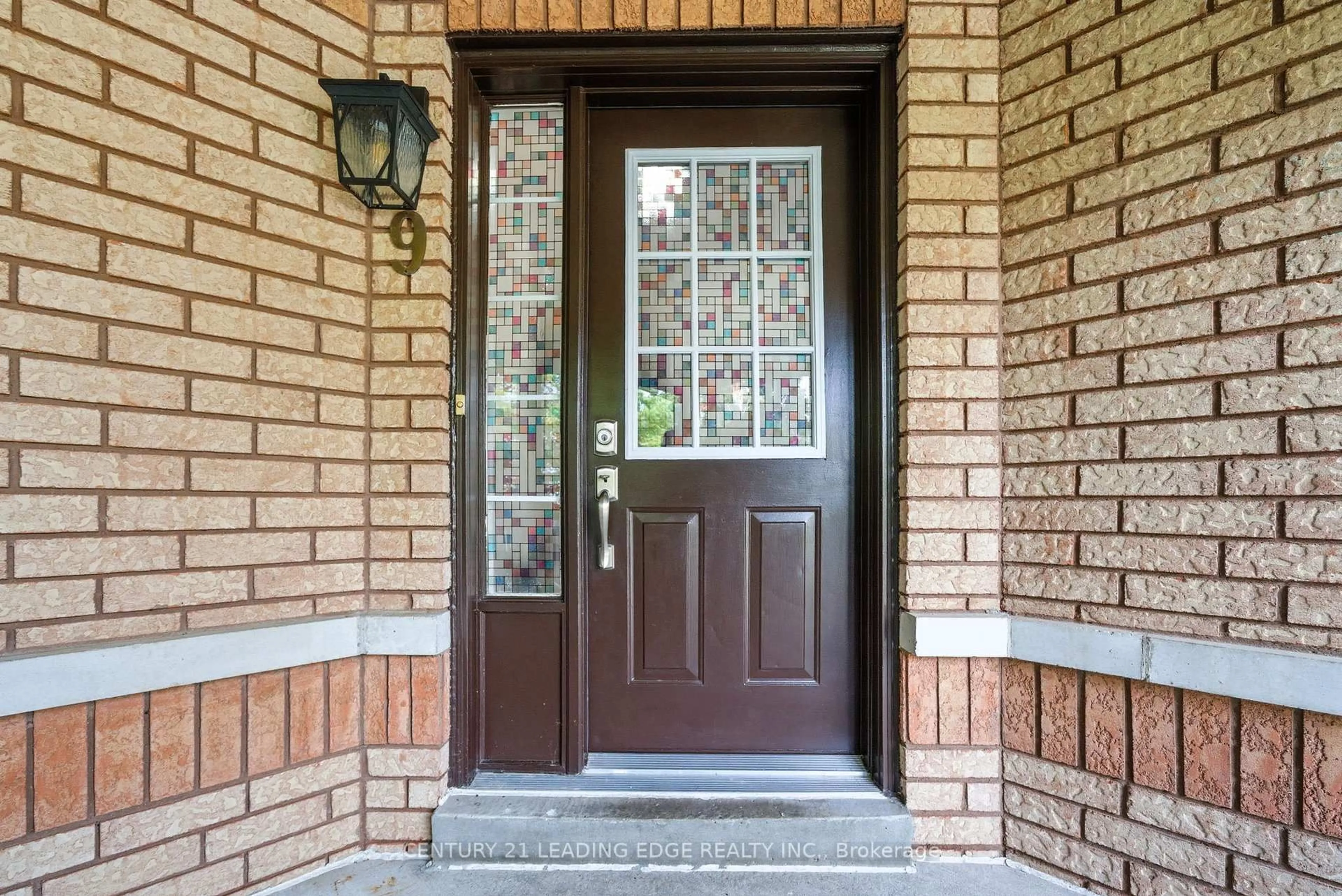 Indoor entryway for 9 McCartney Ave, Whitby Ontario L1R 2Y3