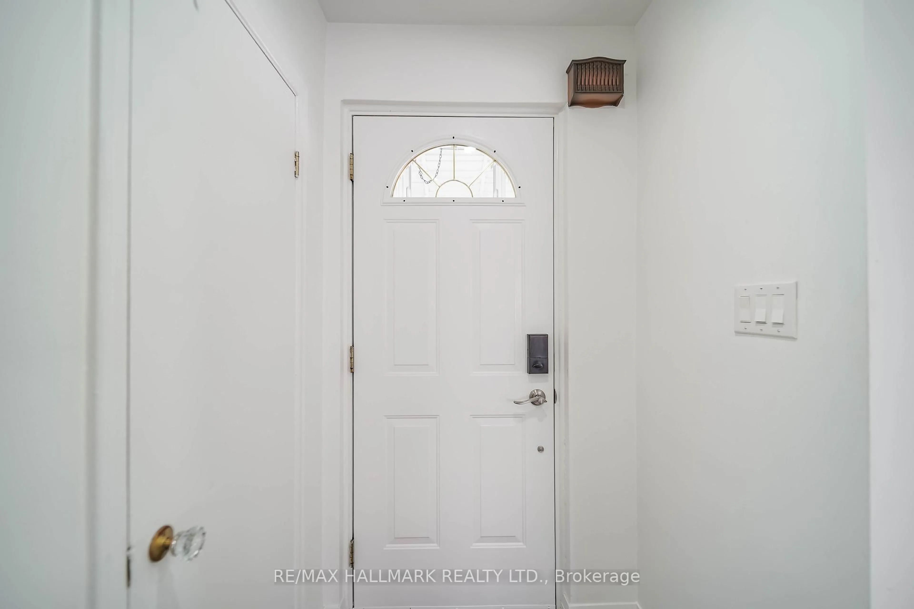 Indoor entryway for 131 Painted Post Dr, Toronto Ontario M1H 1T6