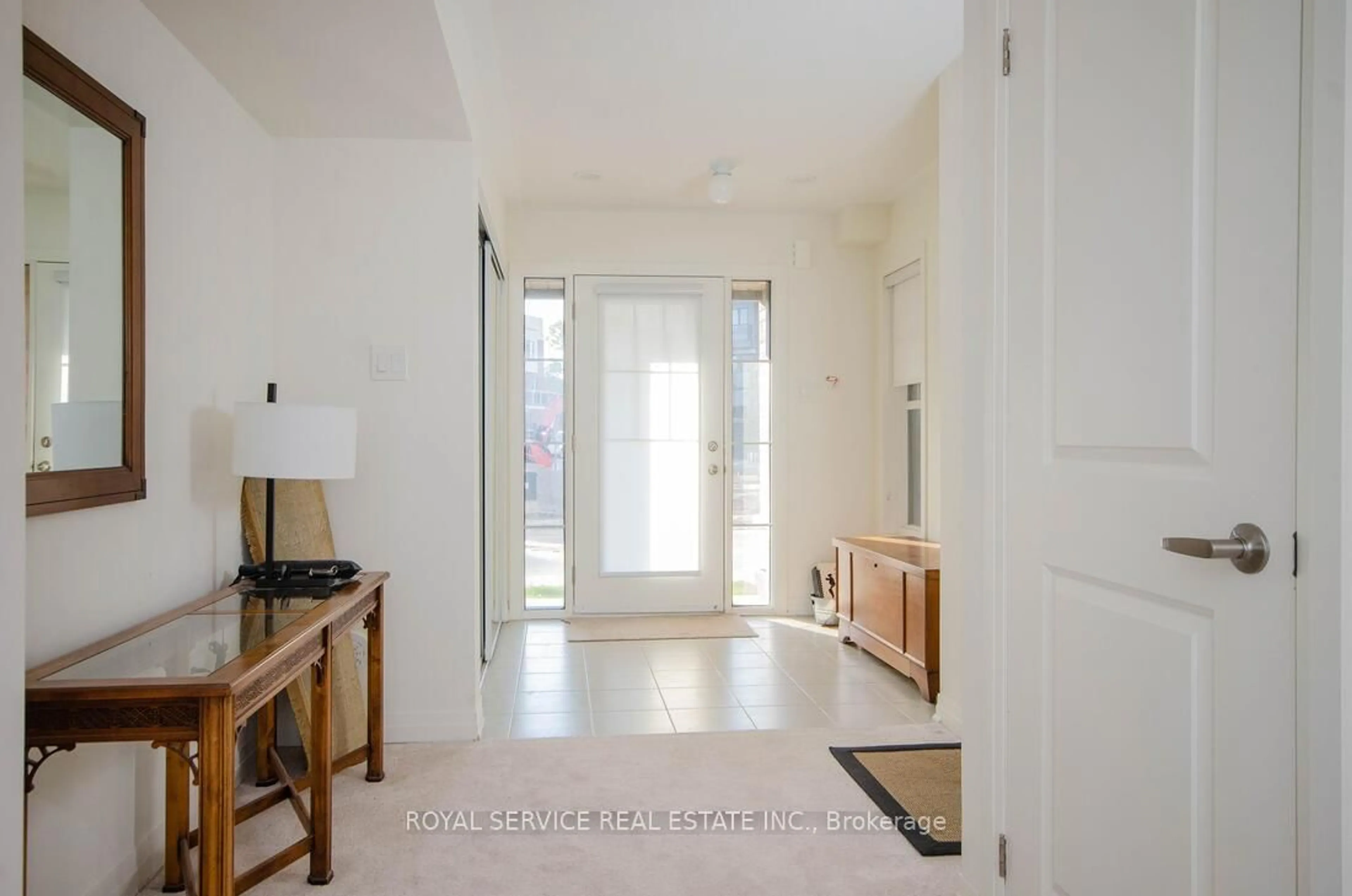 Indoor entryway for 114 King William Way, Clarington Ontario L1C 7E8