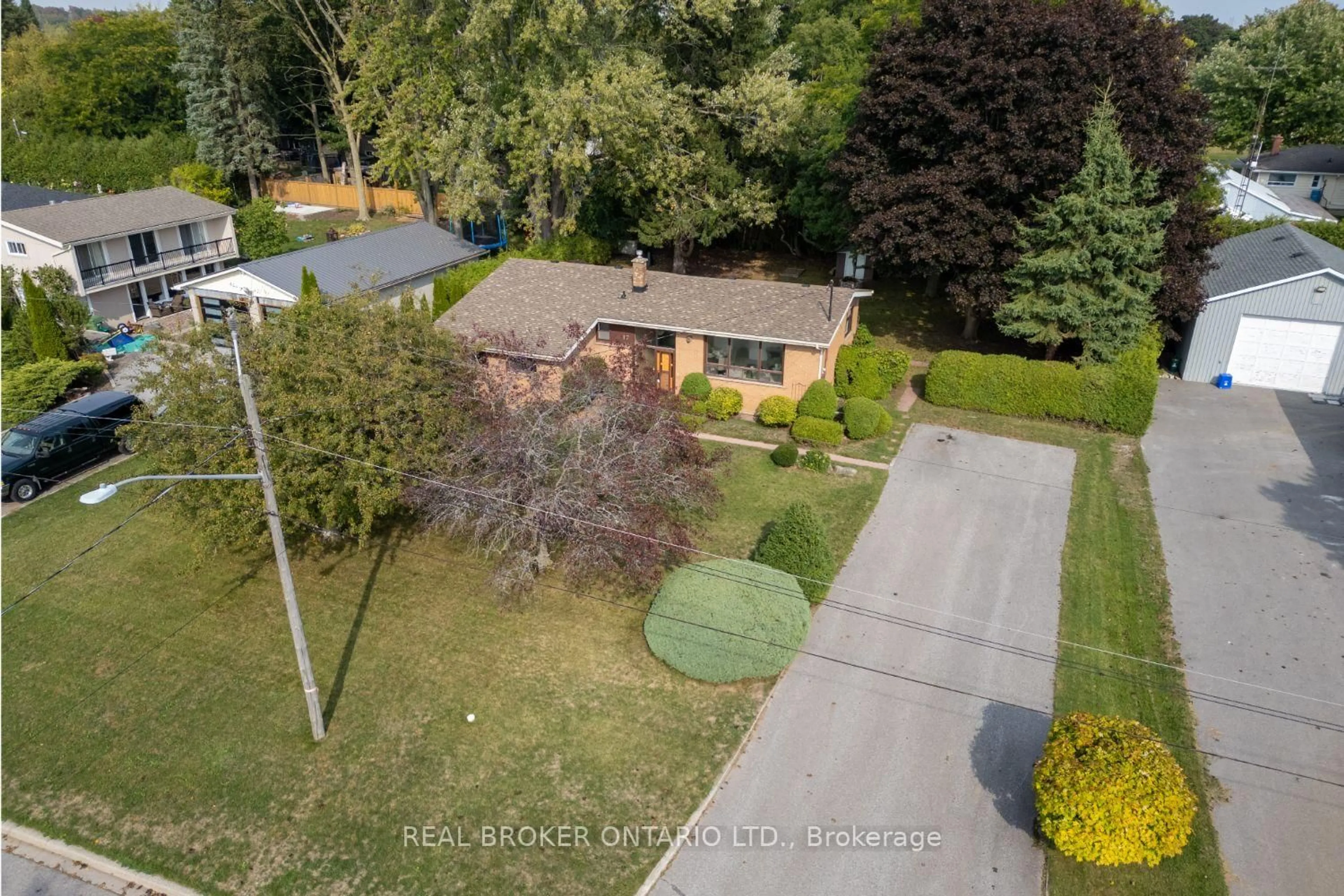 A pic from outside/outdoor area/front of a property/back of a property/a pic from drone, street for 17 Jane Ave, Clarington Ontario L1E 2H9