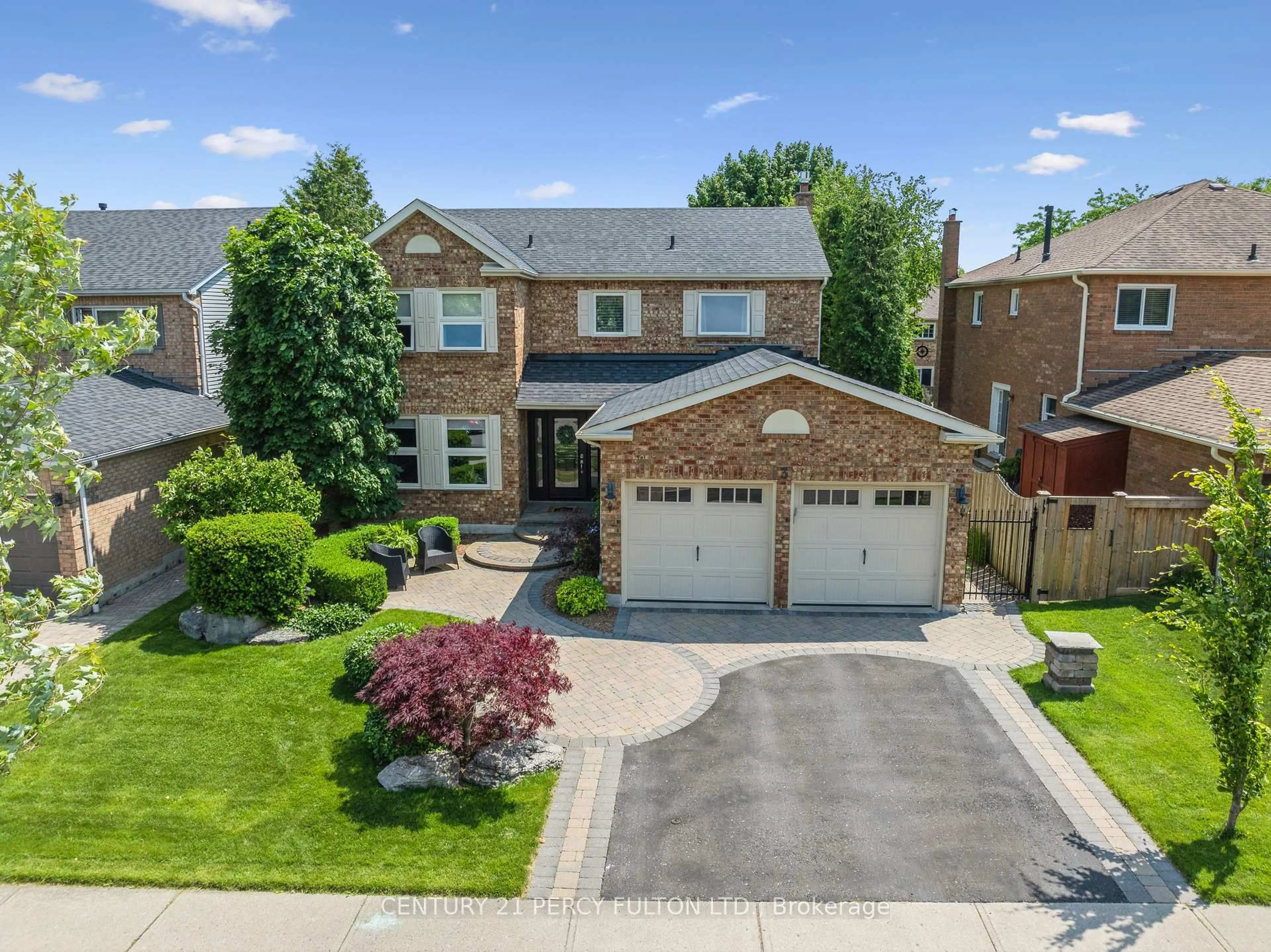 A pic from outside/outdoor area/front of a property/back of a property/a pic from drone, street for 3 Chipperfield Cres, Whitby Ontario L1R 1M3