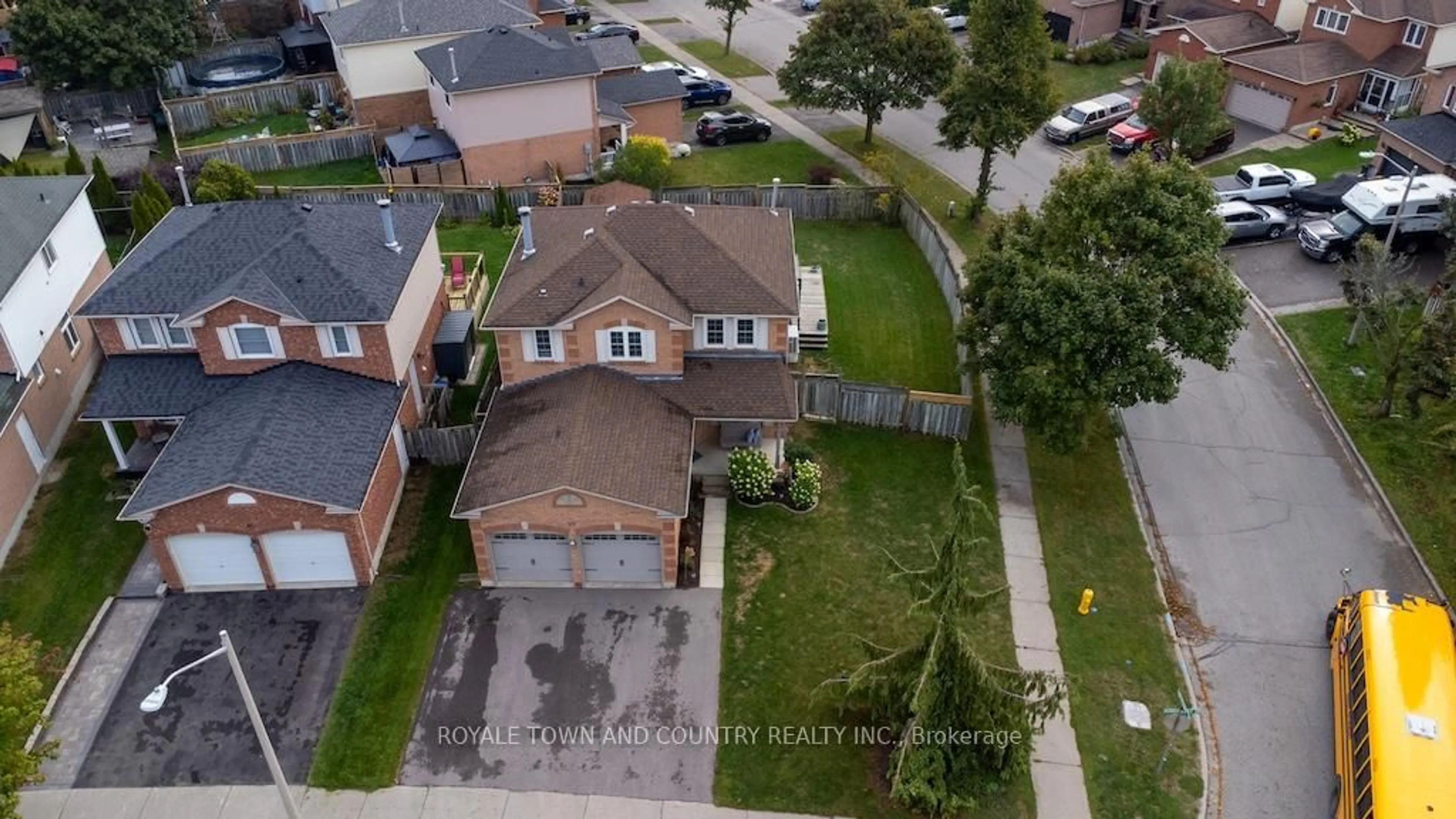 A pic from outside/outdoor area/front of a property/back of a property/a pic from drone, street for 59 Bonnycastle Dr, Clarington Ontario L1C 4S8