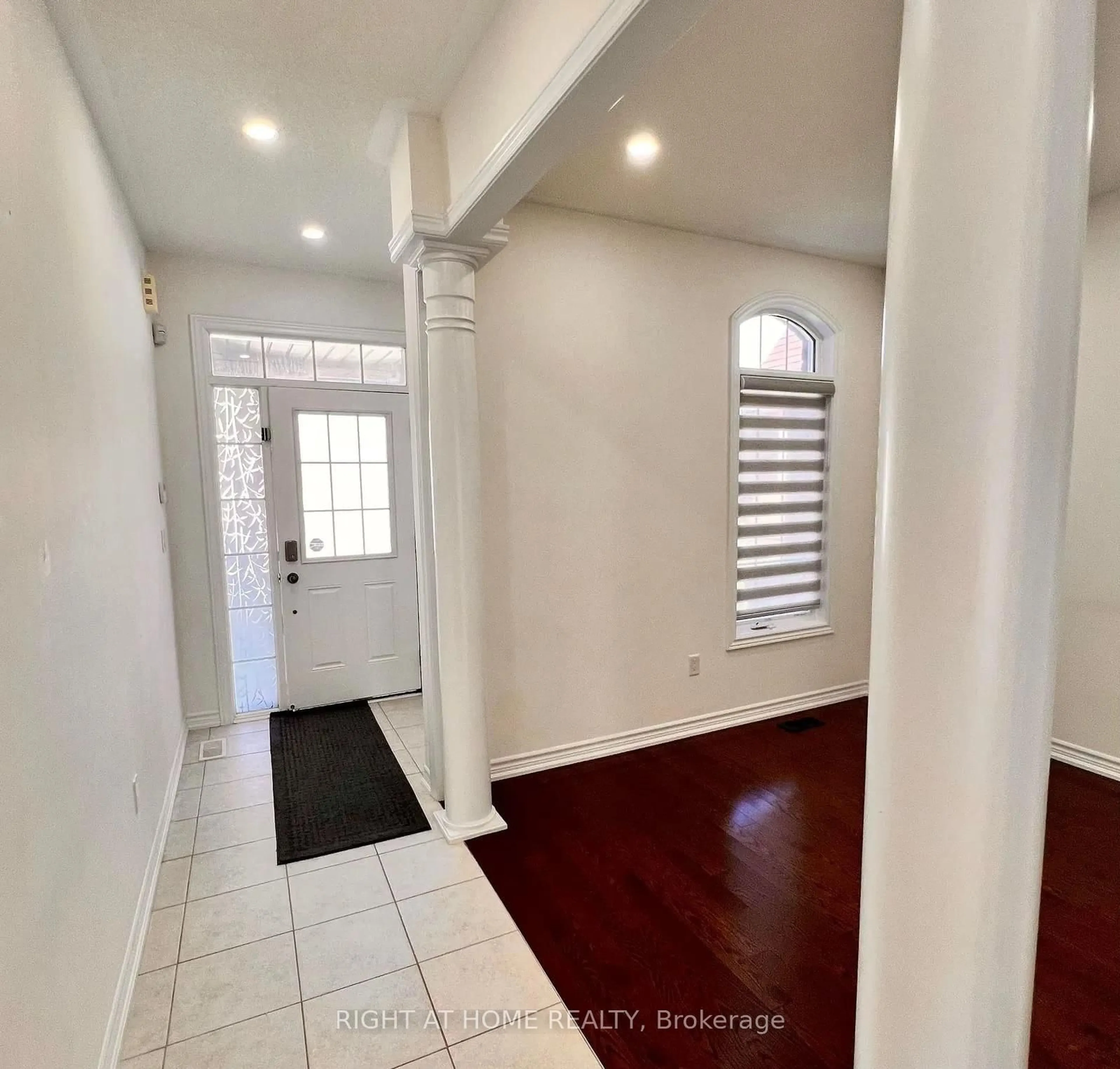 Indoor entryway for 18 Goheen St, Clarington Ontario L1B 0K7