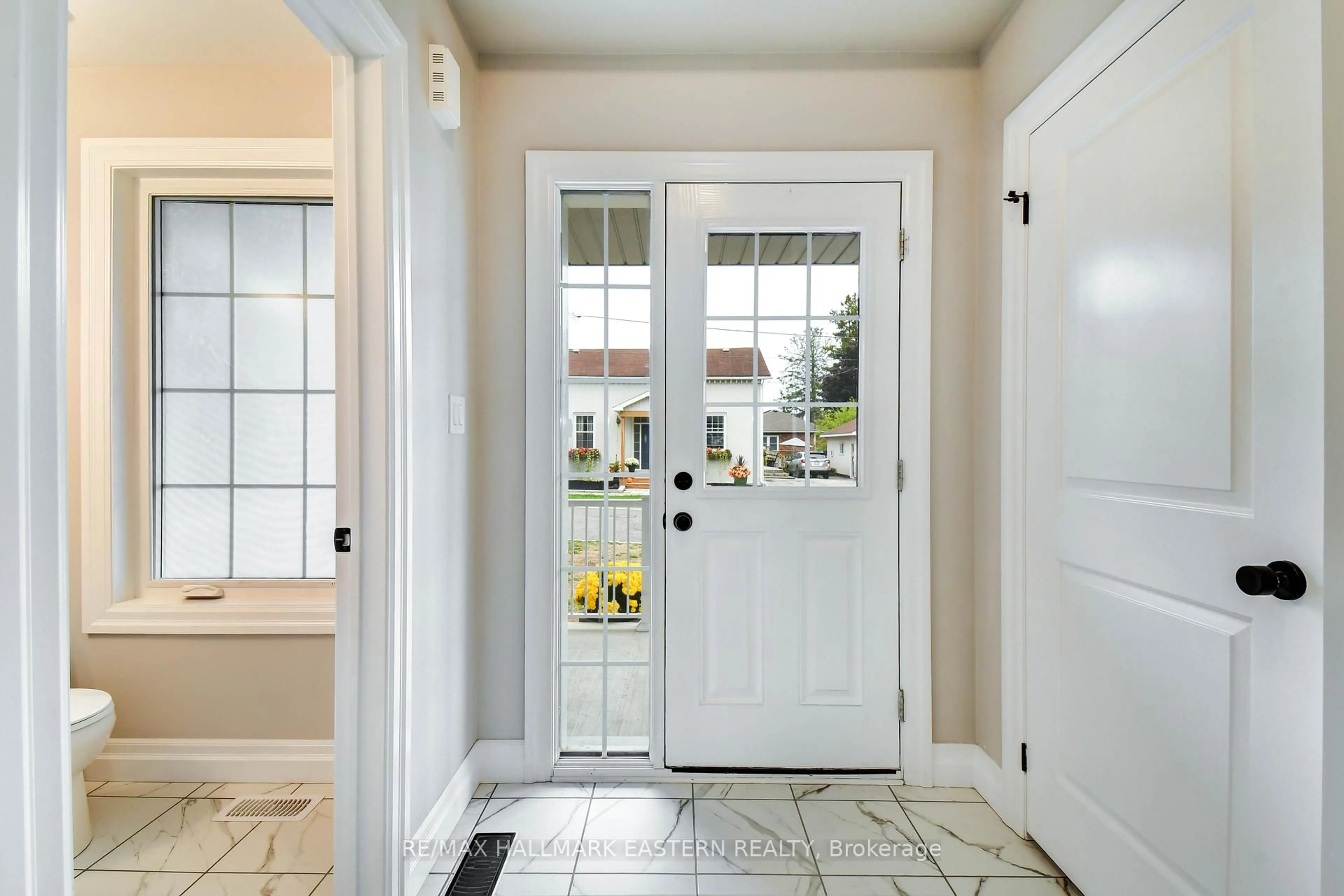 Indoor entryway for 18 Durham St, Clarington Ontario L1C 1H7
