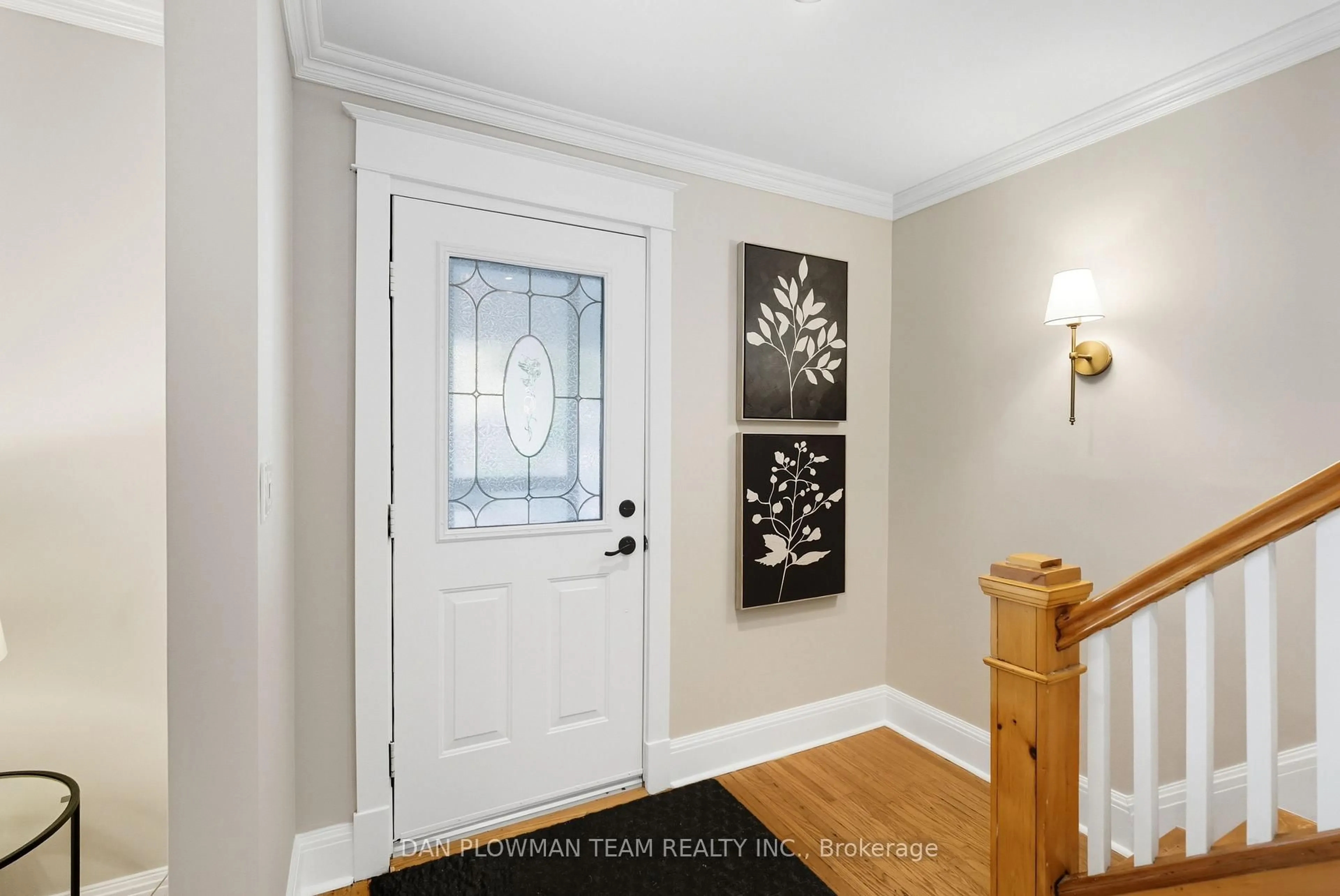 Indoor entryway for 156 Roxborough Ave, Oshawa Ontario L1G 5W5