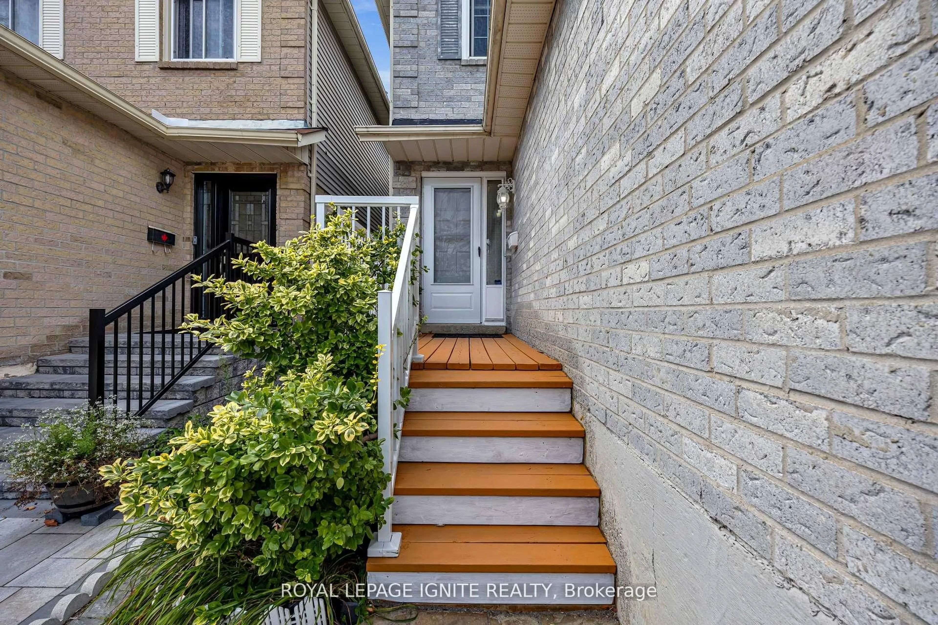 Stairs for 2156 Duberry Dr, Pickering Ontario L1X 2A5