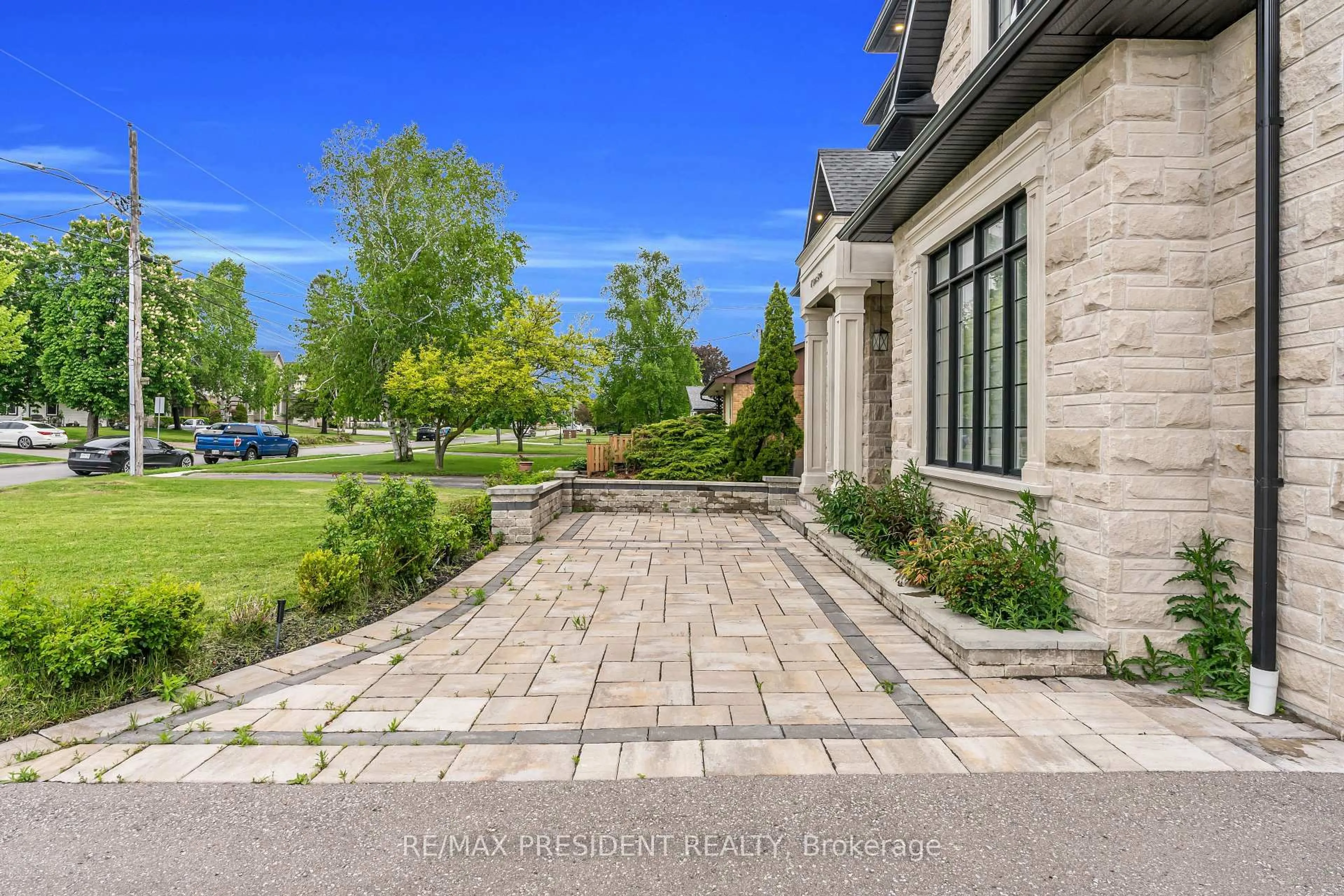 Patio, street for 67 Scott St, Whitby Ontario L1N 3L2