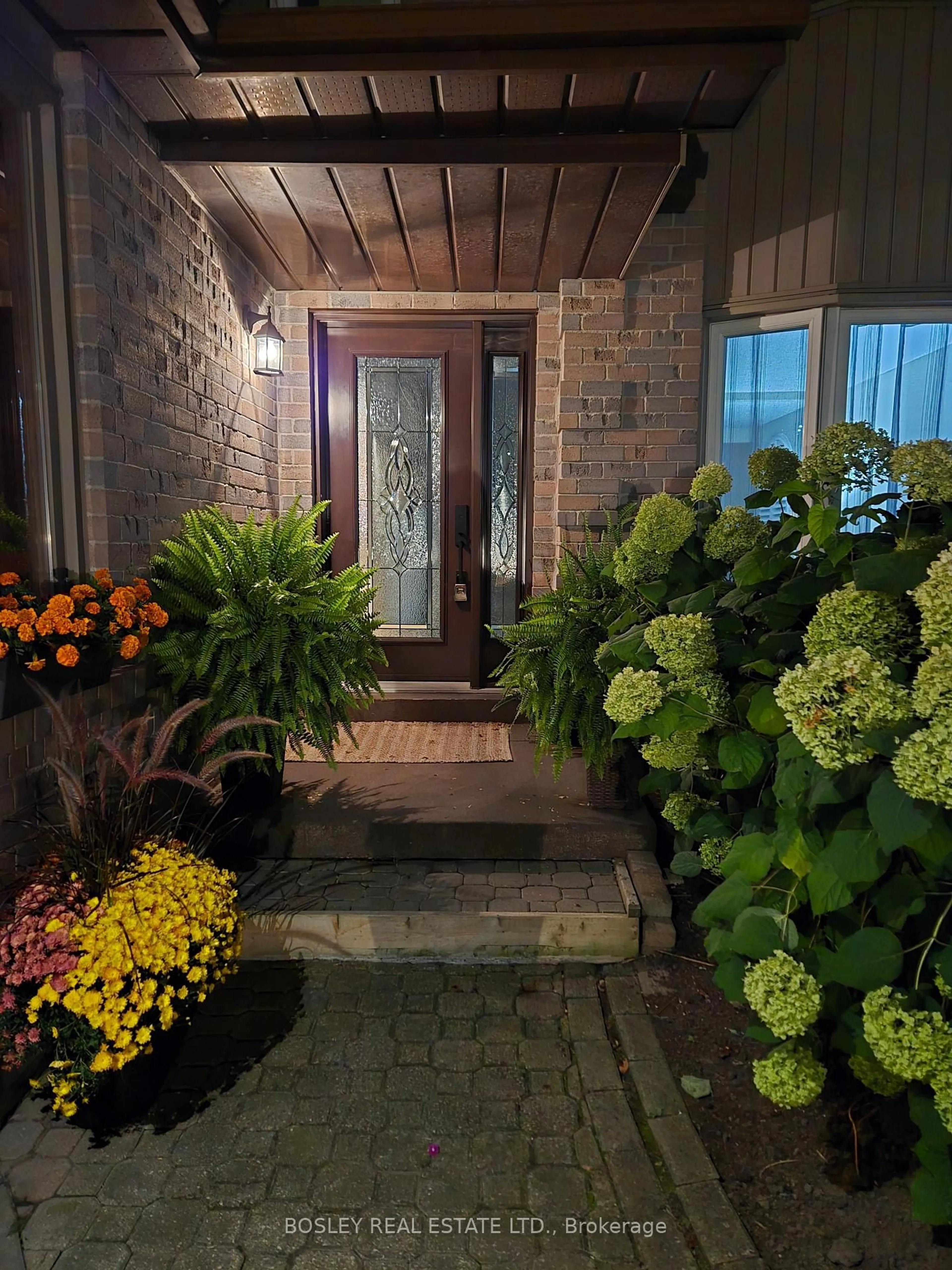 Indoor entryway for 769 Lochness Cres, Oshawa Ontario L1J 7R1