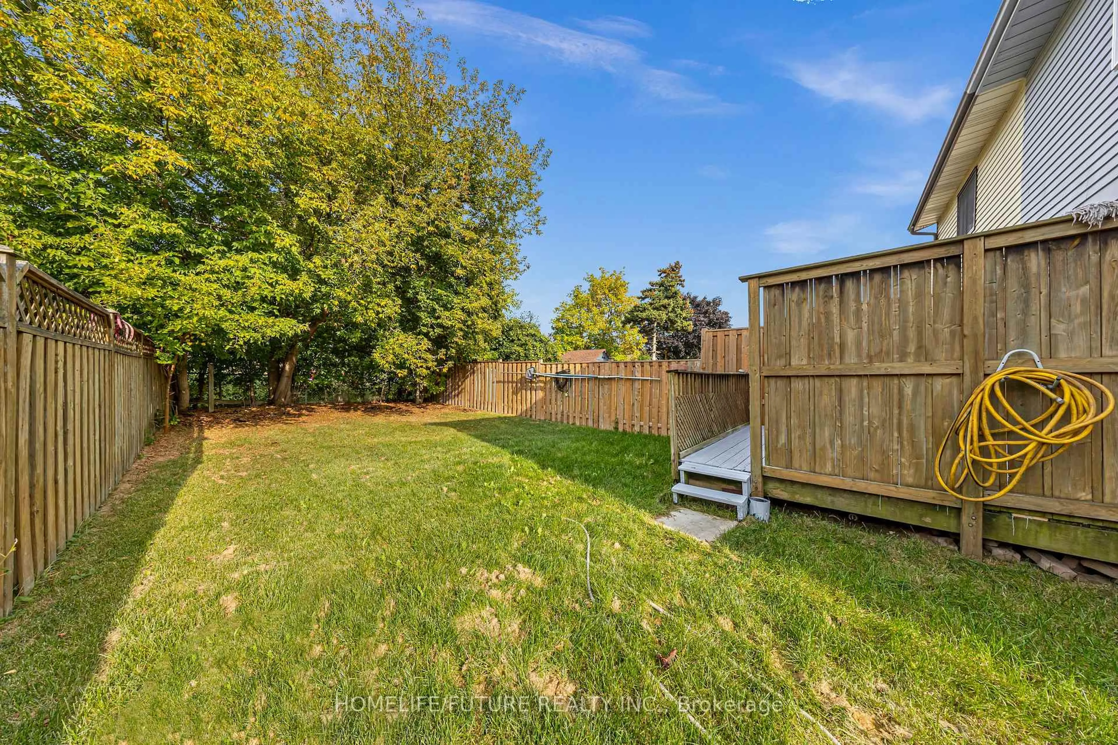 Patio, unknown for 315 Limerick St, Oshawa Ontario L1J 6K8