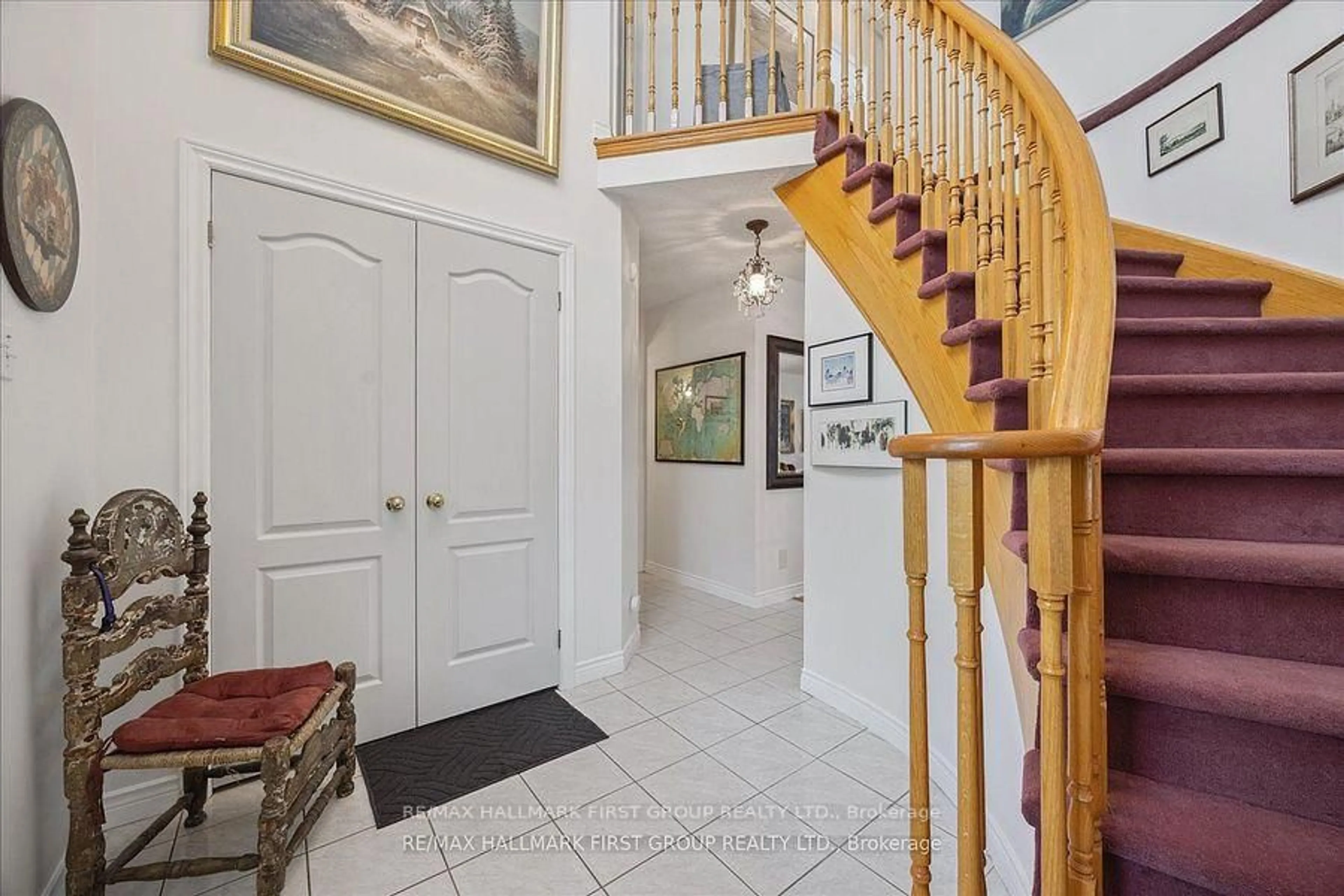 Indoor foyer for 412 Athol St, Whitby Ontario L1N 3Z6