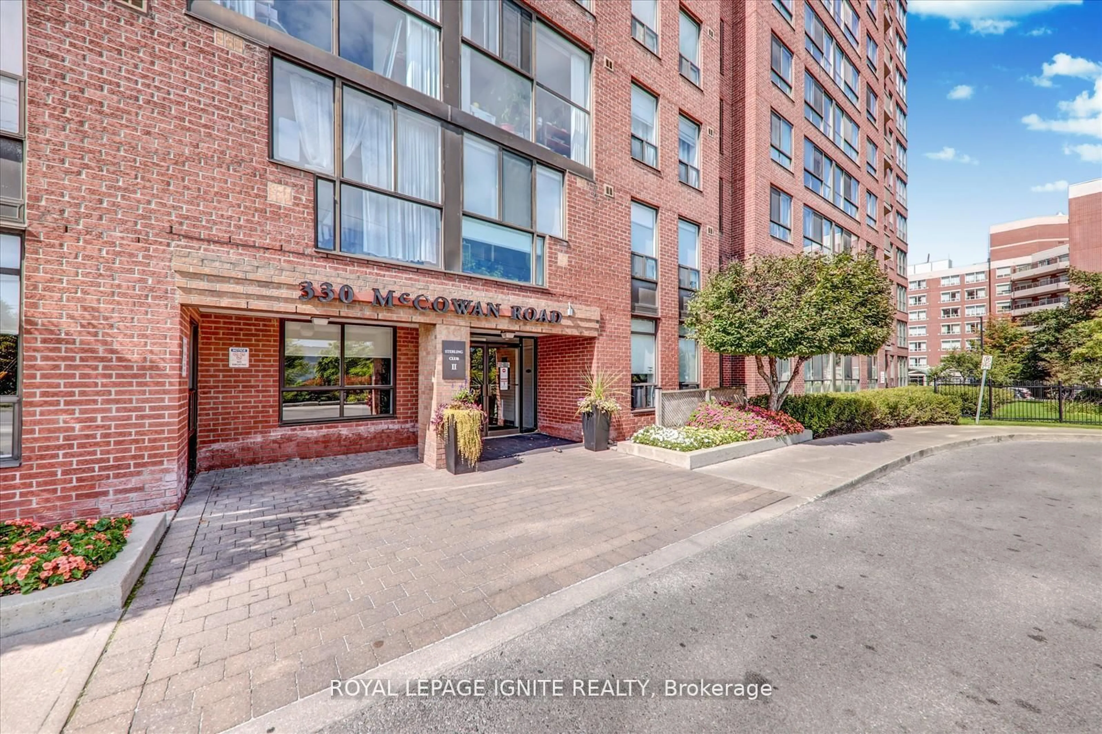Indoor foyer for 330 McCowan Rd #PH 1914, Toronto Ontario M1J 3N3