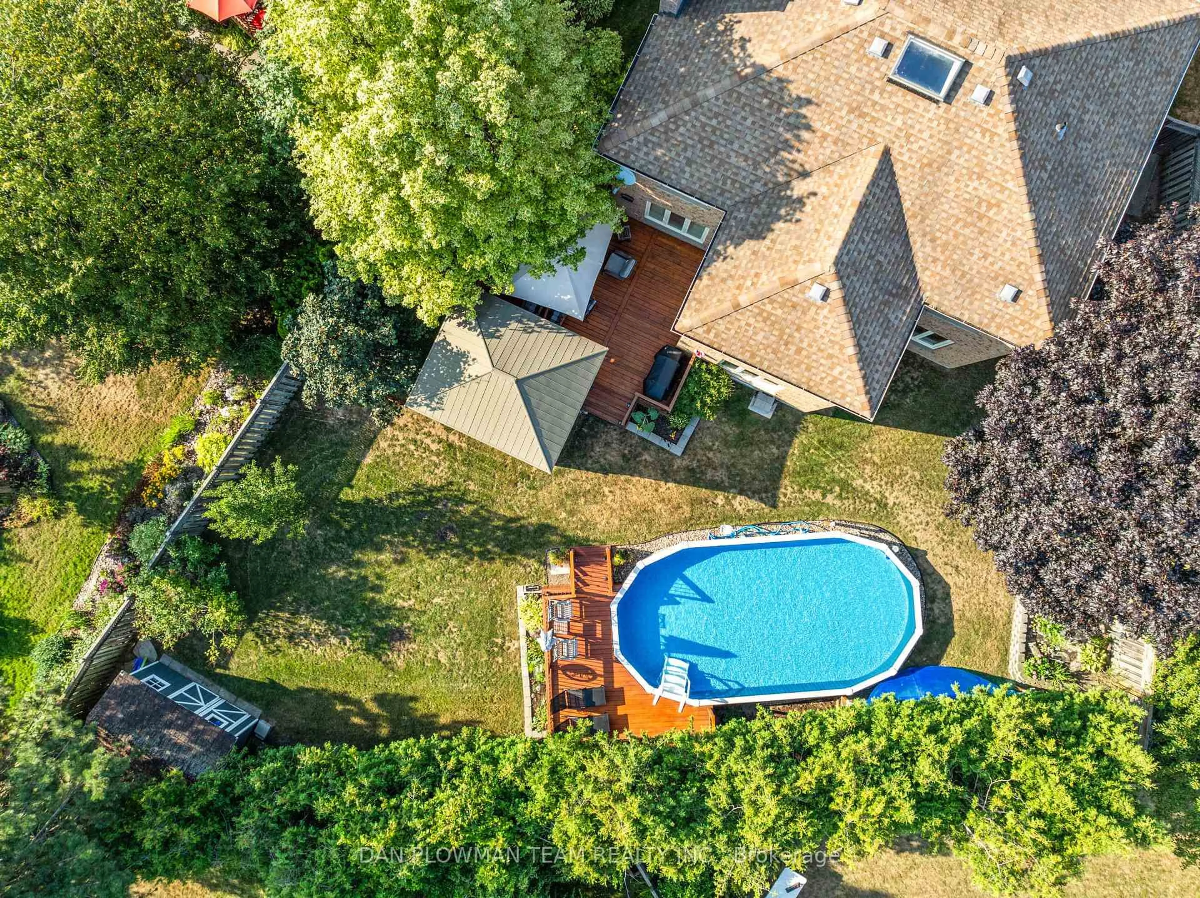 A pic from outside/outdoor area/front of a property/back of a property/a pic from drone, unknown for 18 Headlands Cres, Whitby Ontario L1R 1Z9