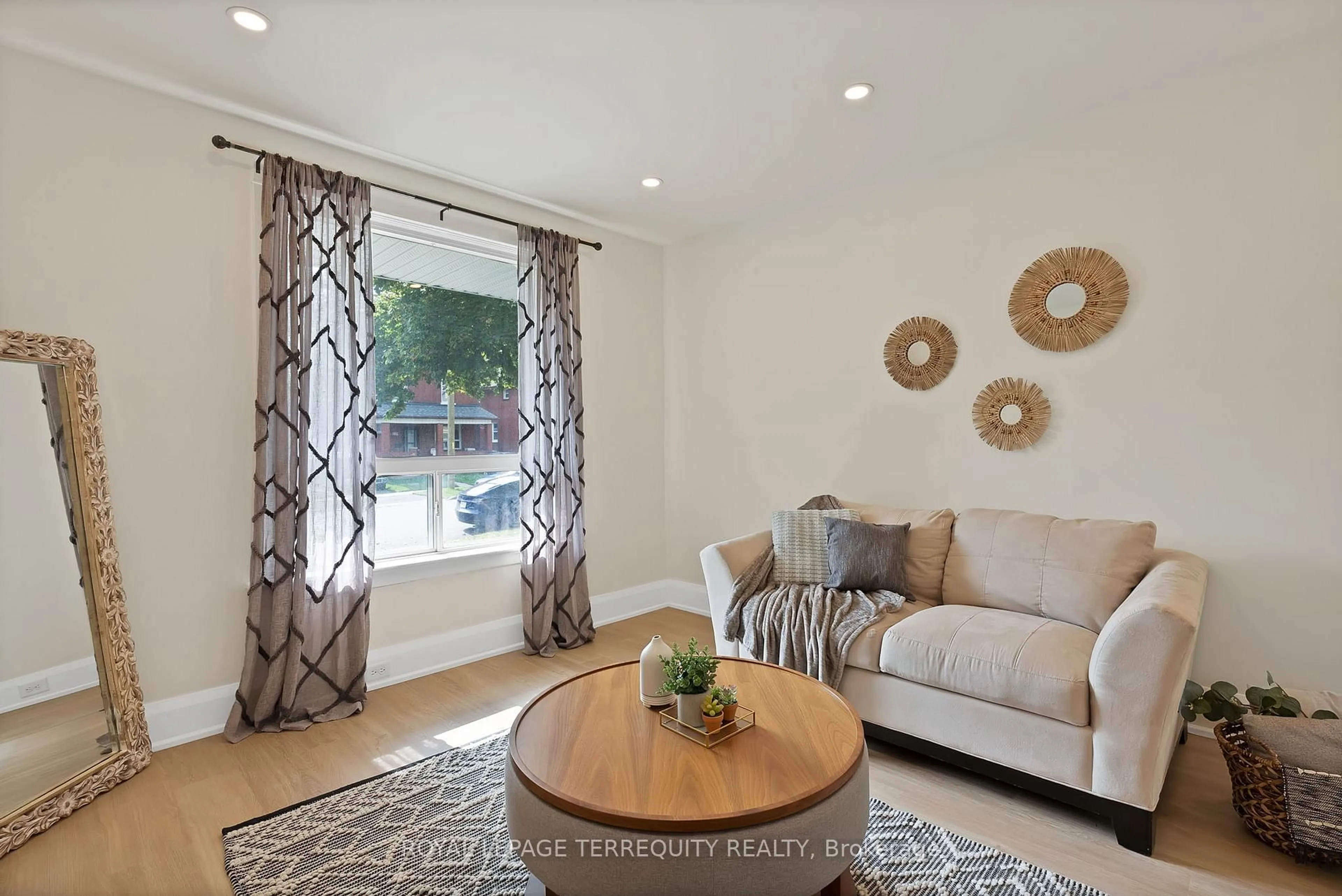 Living room with furniture, unknown for 246 Bruce St, Oshawa Ontario L1H 1R5