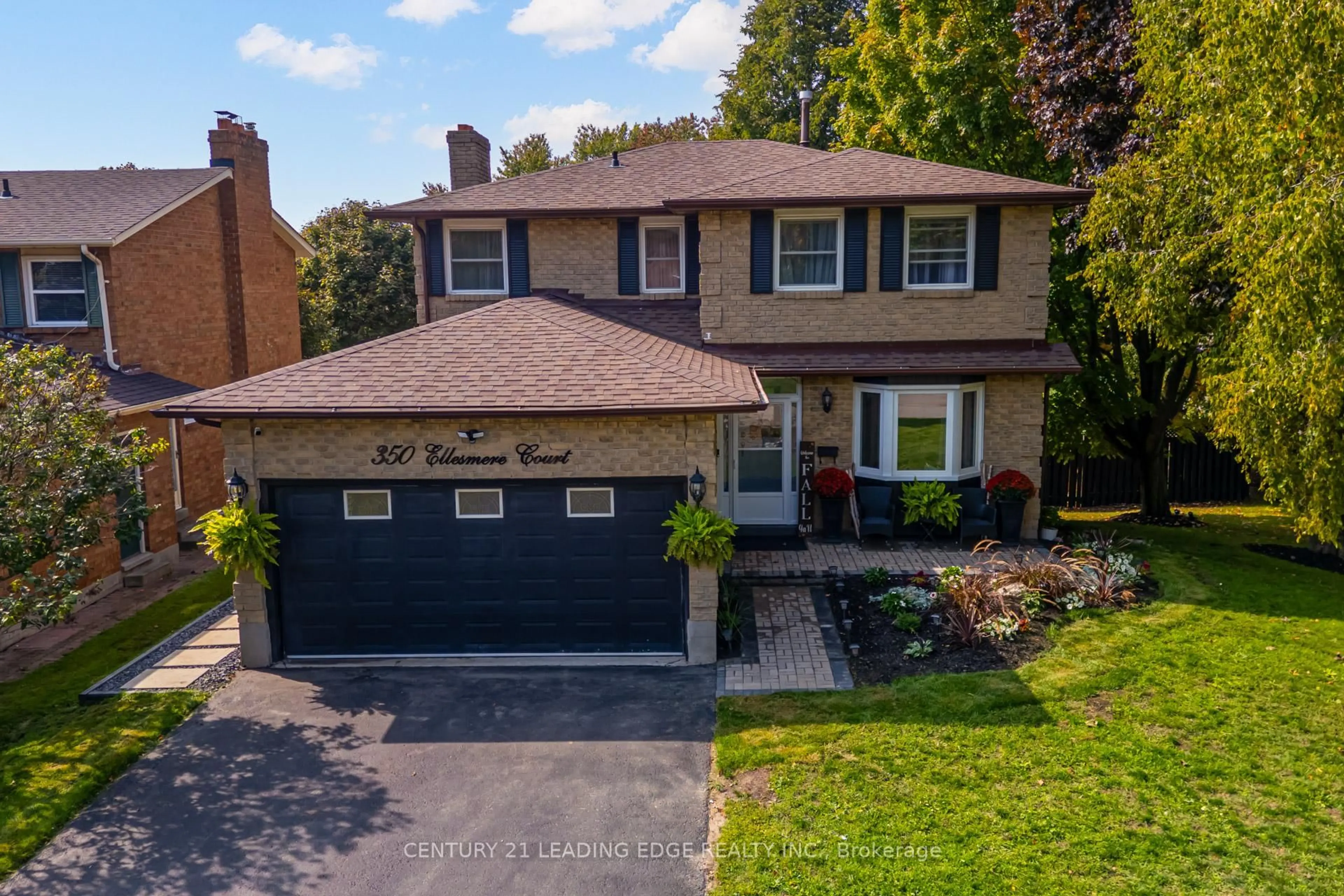 A pic from outside/outdoor area/front of a property/back of a property/a pic from drone, street for 350 Ellesmere Crt, Oshawa Ontario L1H 8E6