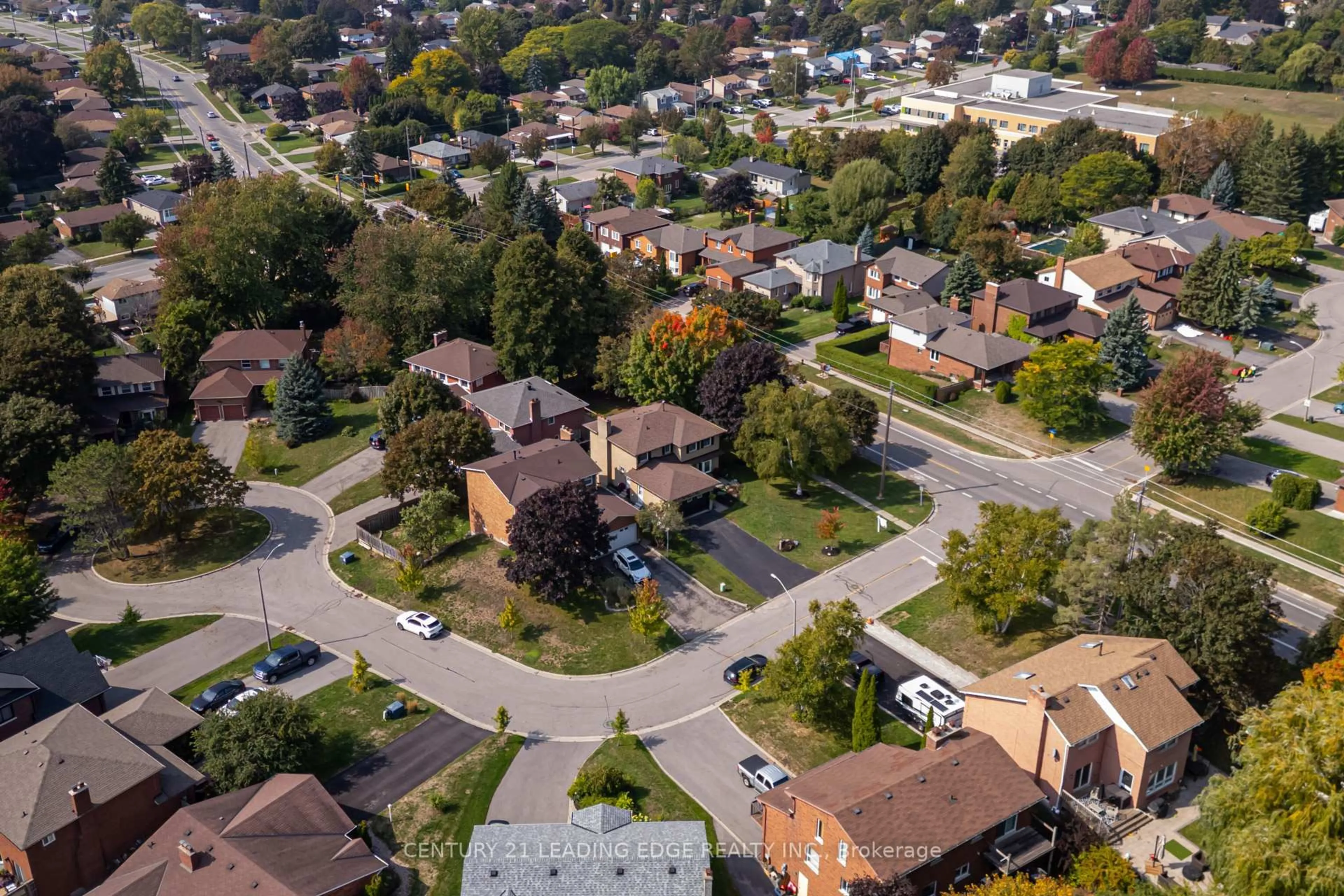 A pic from outside/outdoor area/front of a property/back of a property/a pic from drone, street for 350 Ellesmere Crt, Oshawa Ontario L1H 8E6