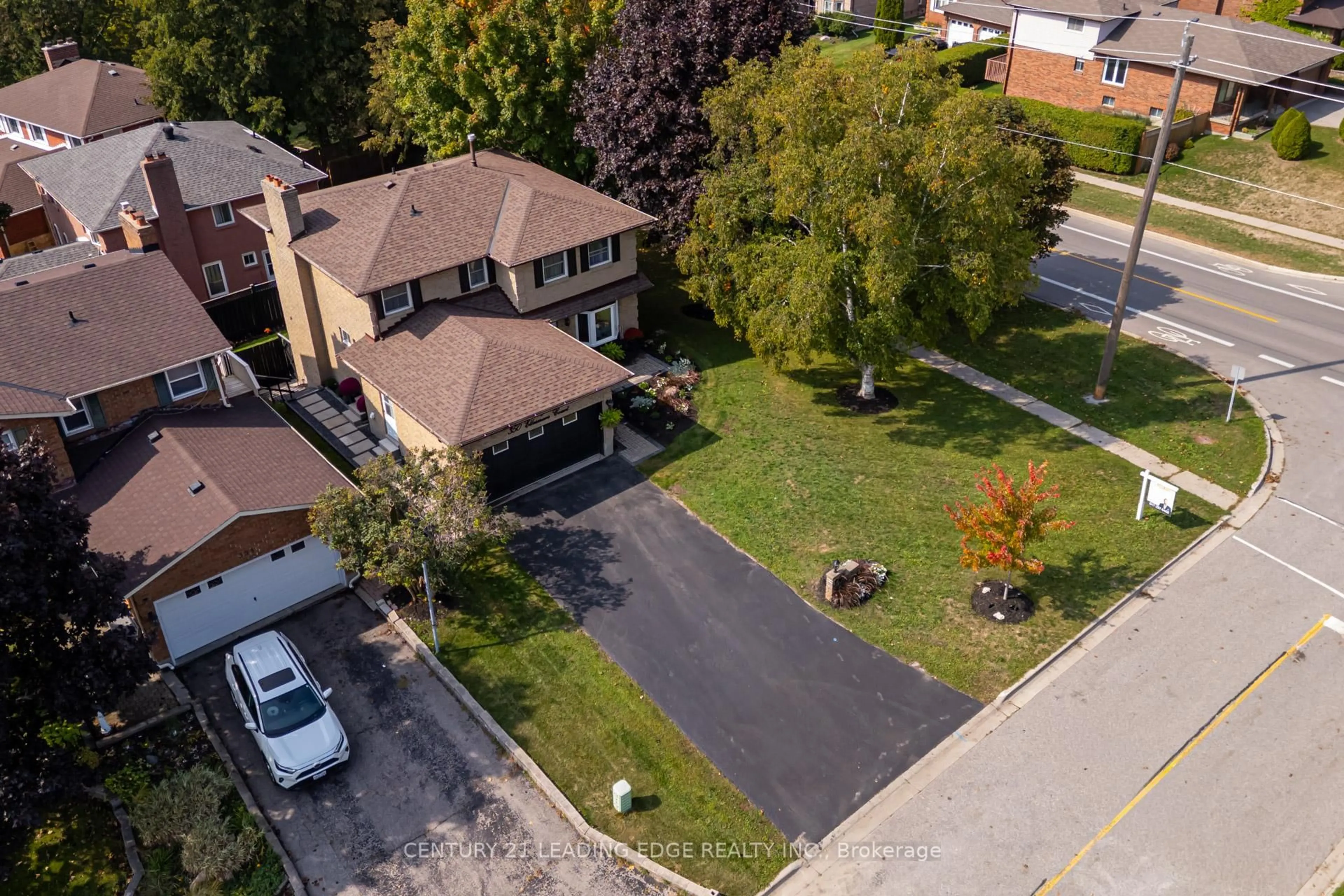 A pic from outside/outdoor area/front of a property/back of a property/a pic from drone, street for 350 Ellesmere Crt, Oshawa Ontario L1H 8E6