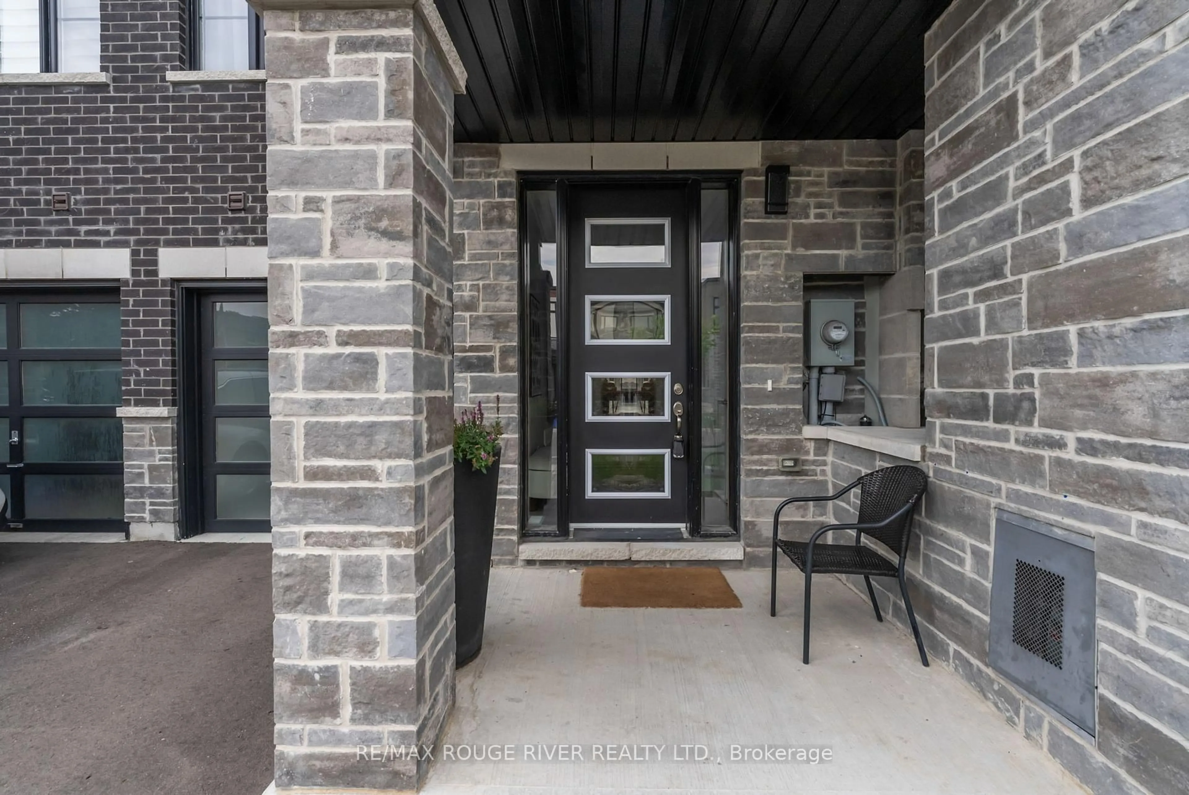 Indoor entryway for 67 Pine Gate Pl, Whitby Ontario L1R 0S2